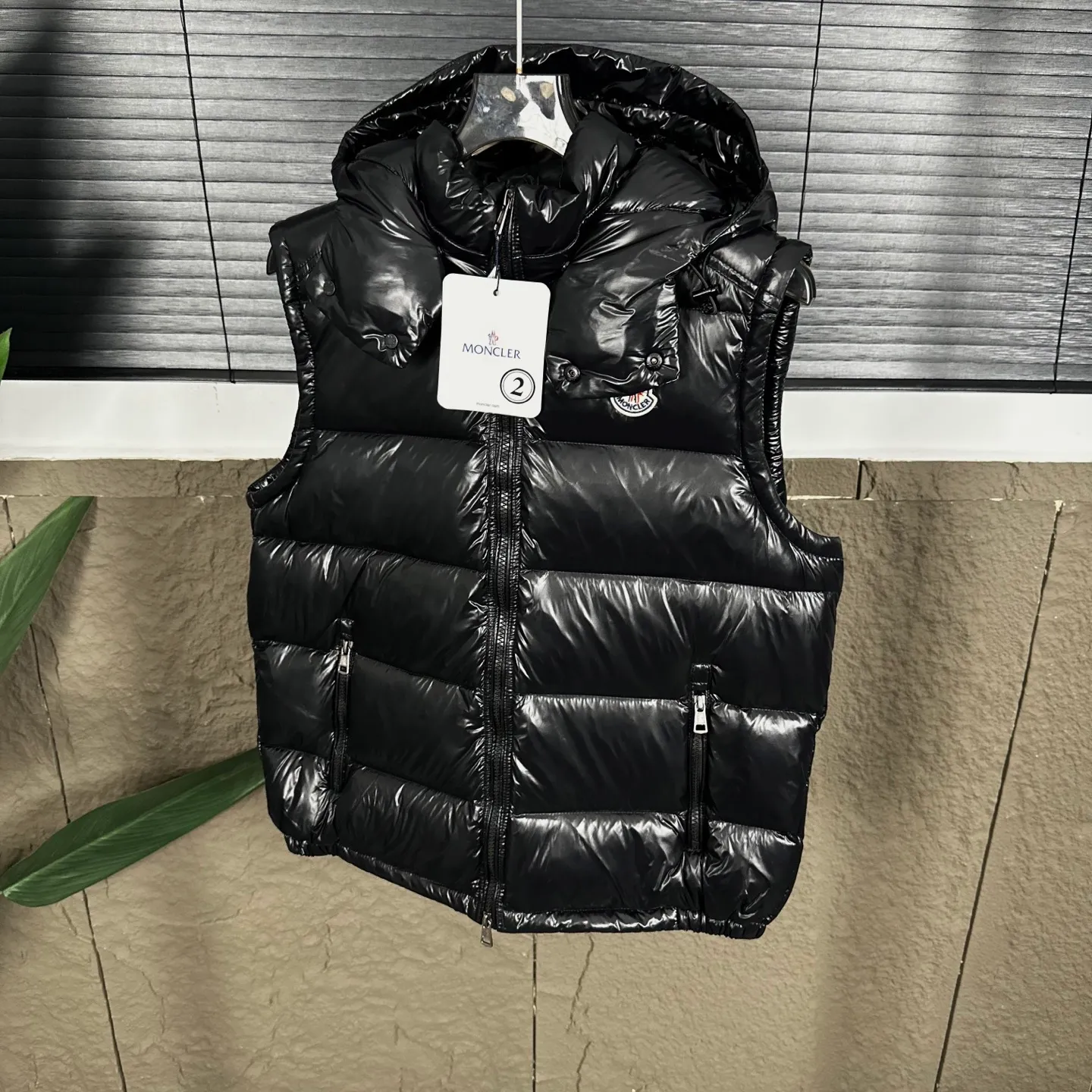P400 Top real shot, differentiated currency] 𝗠𝗼𝗻𝗰𝗲𝗿/Mask Down Vest Model No.: TT120 The Maya/Maya Down Vest, a collection from the Moncler Archives that has been awaited for a year, maya down vest is made of iconic shiny lacquered nylon, with high-performance details to provide warmth and protection. This Moncler classic piece is equipped with a detachable hood to enhance the protective performance of the overall design. •NFC chip anti-counterfeiting •Made of lacquered nylon •Painted nylon •Filled with down •Detachable hood •Zipper closure •Outer pocket with zipper closure •Elastic drawstring at the hem The detachable hood gives this down vest more matching options. Toray glossy outer material is provided by customers. 15D nylon fabric/lining is of the highest standard. The fabric feels smooth and has a very textured feel. The entire down jacket has four layers of fabric in total, and the two inner layers are made of the best 400D liner cloth and woolen! It is filled with imported European standard 90% white duck down, with high fluffiness, high gram weight and down content. The feel is excellent in all aspects. You can hardly feel the hair stalks, and you don’t have to worry about the velvet problem. It can effectively lock in and collect heat. You can feel its plump state by looking at the real photos. It is quite light on the upper body and does not feel bloated at all. Double zipper pockets on both sides, No. 5 resin zipper closure method; soft and not stuck; there is no problem in putting a mobile phone card holder! The resin zipper blocks the wind; it blocks the cold wind in the cold winter! Original durable accessories and hardware ~ all made to order! It shows the aura of big brands everywhere, highlights the high-end style and quality, is simple and elegant, and looks good no matter how you wear it. Mengkou has been focusing on production for 8 years. The perfect combination of every link ensures the smoothness of each piece of clothing. It is the Rolls-Royce of down jackets~ Color: Black Size: 1-2-3-4-5