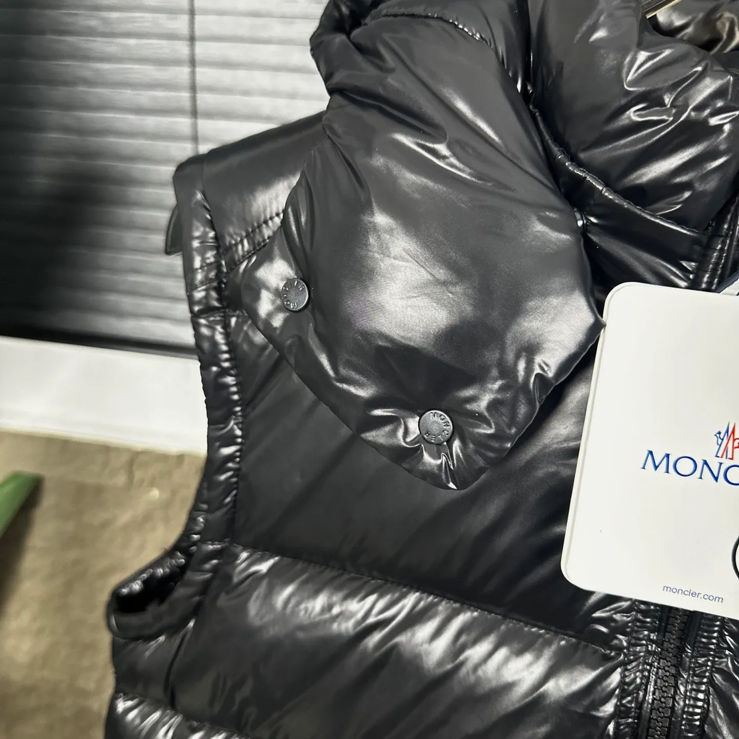 P400 Top real shot, differentiated currency] 𝗠𝗼𝗻𝗰𝗲𝗿/Mask Down Vest Model No.: TT120 The Maya/Maya Down Vest, a collection from the Moncler Archives that has been awaited for a year, maya down vest is made of iconic shiny lacquered nylon, with high-performance details to provide warmth and protection. This Moncler classic piece is equipped with a detachable hood to enhance the protective performance of the overall design. •NFC chip anti-counterfeiting •Made of lacquered nylon •Painted nylon •Filled with down •Detachable hood •Zipper closure •Outer pocket with zipper closure •Elastic drawstring at the hem The detachable hood gives this down vest more matching options. Toray glossy outer material is provided by customers. 15D nylon fabric/lining is of the highest standard. The fabric feels smooth and has a very textured feel. The entire down jacket has four layers of fabric in total, and the two inner layers are made of the best 400D liner cloth and woolen! It is filled with imported European standard 90% white duck down, with high fluffiness, high gram weight and down content. The feel is excellent in all aspects. You can hardly feel the hair stalks, and you don’t have to worry about the velvet problem. It can effectively lock in and collect heat. You can feel its plump state by looking at the real photos. It is quite light on the upper body and does not feel bloated at all. Double zipper pockets on both sides, No. 5 resin zipper closure method; soft and not stuck; there is no problem in putting a mobile phone card holder! The resin zipper blocks the wind; it blocks the cold wind in the cold winter! Original durable accessories and hardware ~ all made to order! It shows the aura of big brands everywhere, highlights the high-end style and quality, is simple and elegant, and looks good no matter how you wear it. Mengkou has been focusing on production for 8 years. The perfect combination of every link ensures the smoothness of each piece of clothing. It is the Rolls-Royce of down jackets~ Color: Black Size: 1-2-3-4-5