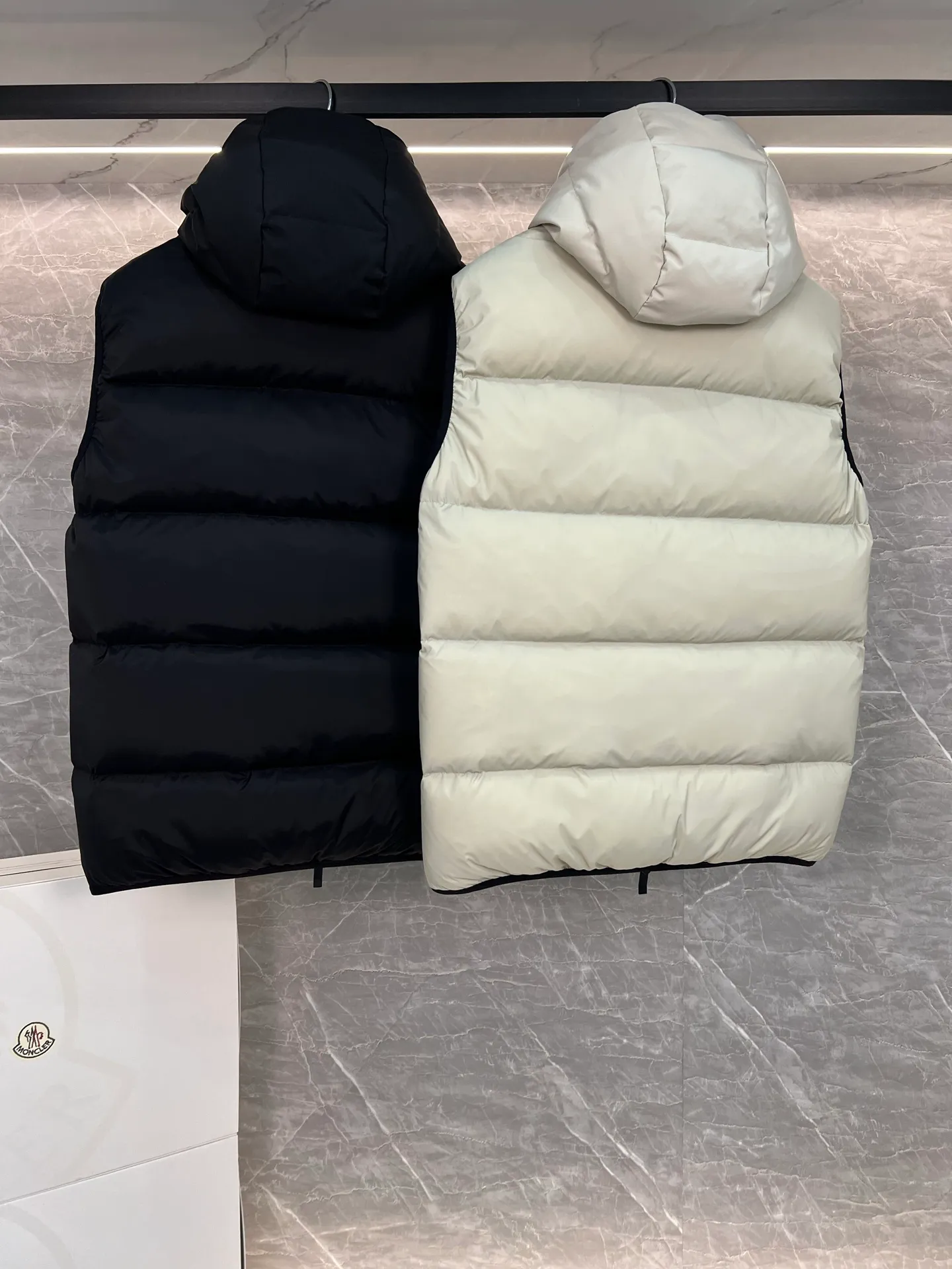 P700 Moncler Mouth Mouth 2025 Guersac Men's Model Can be made into couple's version Twill quilted hooded down vest with detachable hood You can use "genderless outfit" and "one outfit for multiple wear" as the starting point to emphasize that this vest can not only match formal and casual wear, but can also be worn as a couple's outfit. The unique diagonal quilting process + three-dimensional fluffy filling breaks the dullness of traditional down and easily enhances the layering of the look! The detachable hood design allows you to switch styles at will. Wearing a hood is a sporty and casual style, and removing the hood makes it neat and urban. A vest has two attitudes, and both men and women can wear it~ Recommended outfits for couples: the same style but different colors, a tacit sense of CP will directly fill you up! Color: black beige Size: 1-2-3-4-5