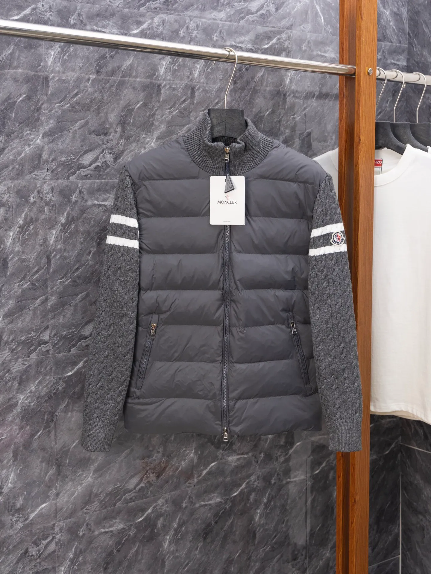 P430 MONCLER muffled armband knitted down jacket Made of 460g terry fabric with clear lines. Original order customization 1:1 with smooth and delicate lines. Better texture. Not easy to deform, not easy to shrink, not easy to fade. Maintains long-lasting beauty. Color Black Gray Size S-XL