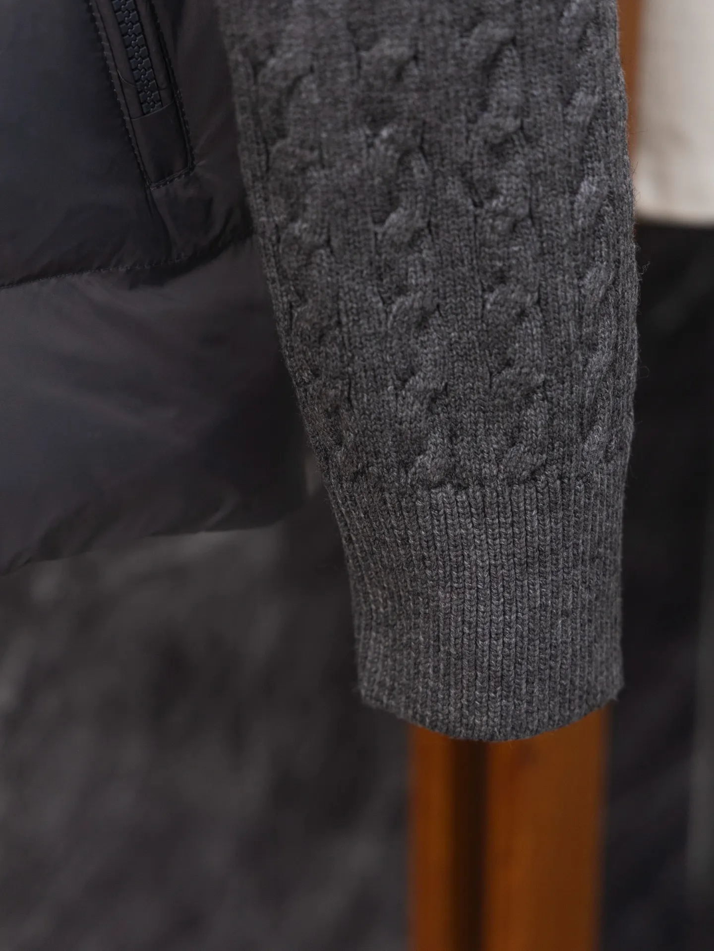 P430 MONCLER muffled armband knitted down jacket Made of 460g terry fabric with clear lines. Original order customization 1:1 with smooth and delicate lines. Better texture. Not easy to deform, not easy to shrink, not easy to fade. Maintains long-lasting beauty. Color Black Gray Size S-XL