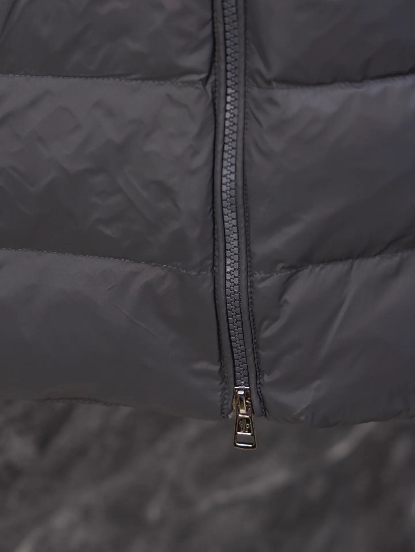 P430 MONCLER muffled armband knitted down jacket Made of 460g terry fabric with clear lines. Original order customization 1:1 with smooth and delicate lines. Better texture. Not easy to deform, not easy to shrink, not easy to fade. Maintains long-lasting beauty. Color Black Gray Size S-XL