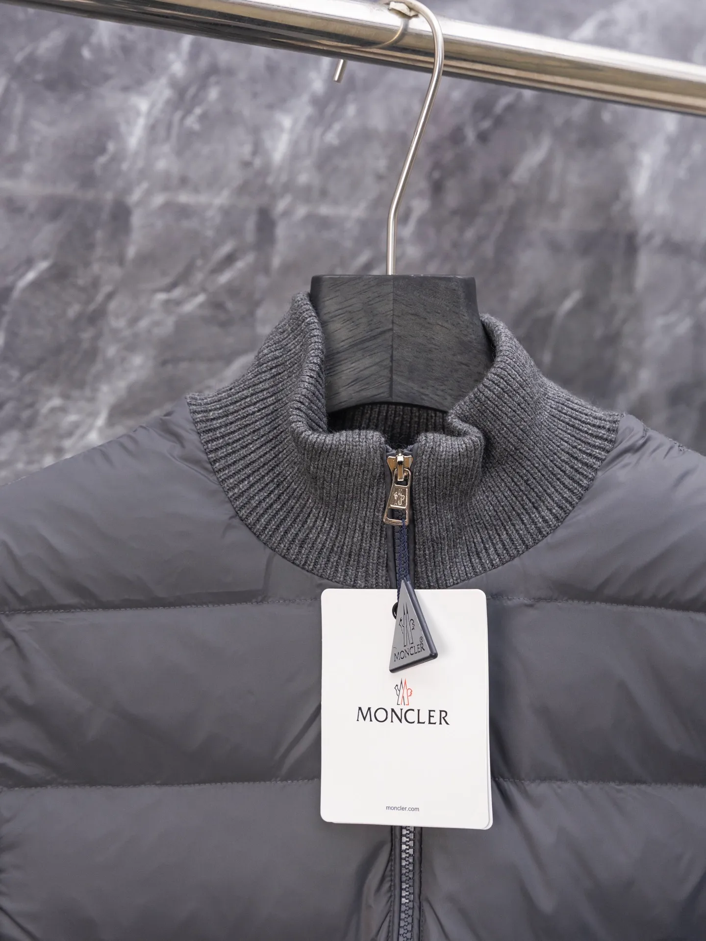 P430 MONCLER muffled armband knitted down jacket Made of 460g terry fabric with clear lines. Original order customization 1:1 with smooth and delicate lines. Better texture. Not easy to deform, not easy to shrink, not easy to fade. Maintains long-lasting beauty. Color Black Gray Size S-XL