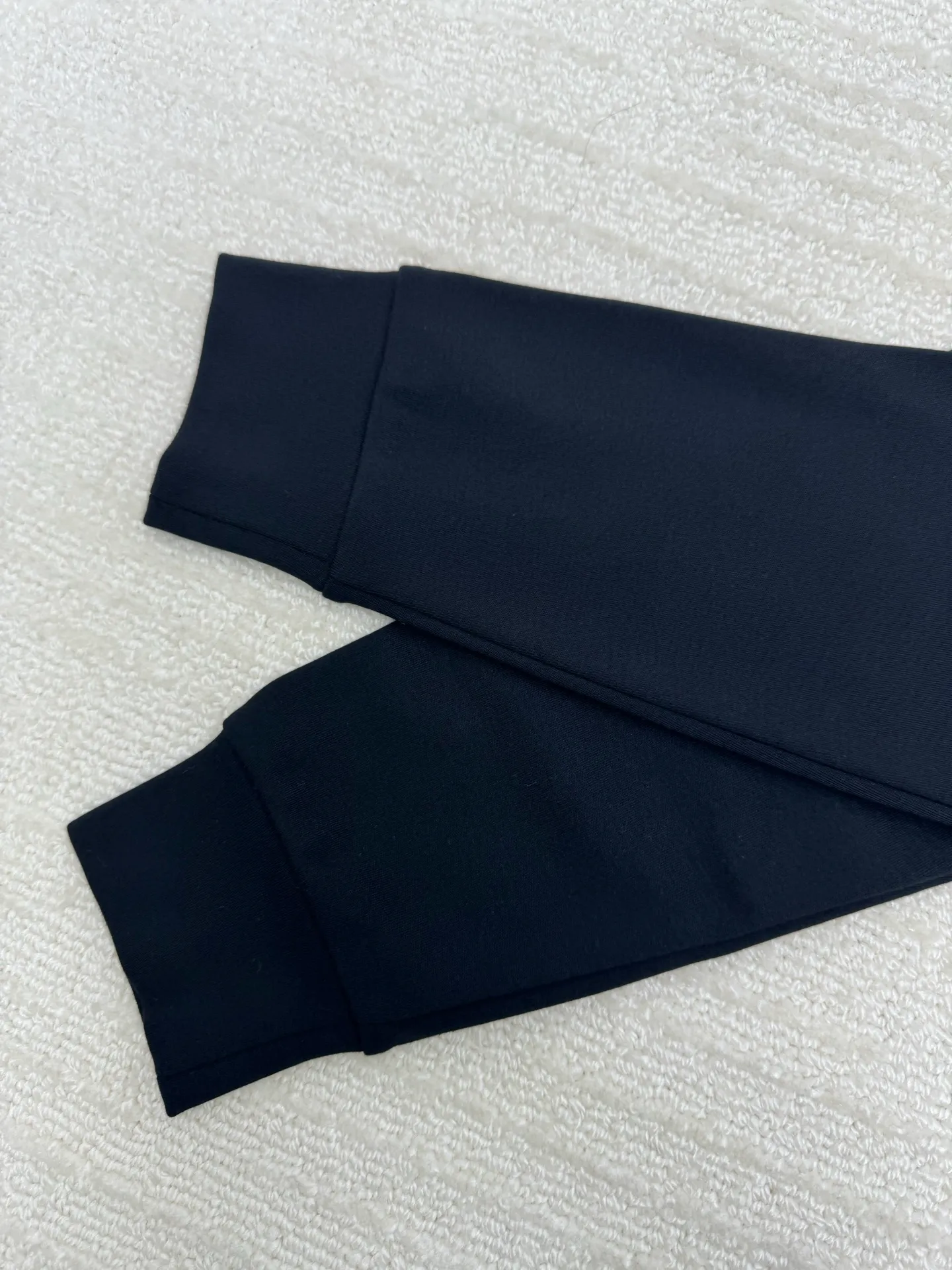 P310 Moncler high-neck plus velvet long-sleeved bottoming shirt for mouth. Soft fabric. Made of imported high-density double-sided stretch cotton fabric. Same style for men and women. Full details. Original pattern. Size: S M L XL 2XL. Color: black white.