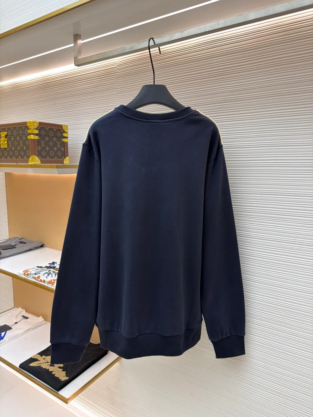 P390 Moncler round neck logo cotton long-sleeved sweatshirt ●Original version: Purchased and developed for 5400 ●Item number: 1681692-A65 ●Fabric: 100% cotton fabric ●Technology: fabric fermentation washing ●Color: navy blue ●Version: fitted version ●Weight: about 590 grams ●Size: S-M-L-XL ●Description: This dark blue round-neck sweatshirt is made of high-density cotton blended fabric, which is soft to the touch and has good breathability and resilience. The neckline adopts double-needle sewing technology, which is smooth and firm and effectively prevents deformation. Three-dimensional tailoring and reinforced stitching are used at the connections between the shoulders and sleeves to enhance the overall structural stability. The cuffs and hem are ribbed, which not only maintains a comfortable fit, but also effectively prevents wind and warmth. The brand badge on the chest uses exquisite embroidery technology, with full colors and delicate lines, highlighting the brand quality. Garments are pre-shrunk to ensure dimension stability. The overall workmanship is fine, and each process reflects strict control of details, making this sweatshirt suitable for daily casual wear and showing high-quality craftsmanship. The overall wiring is straight and delicate, the fabric is comfortable and soft, and the color is consistent without color difference. It can be matched with the same style to create a fashionable look and control various occasions. Customized accessories, complete with three standards, same style for men and women!