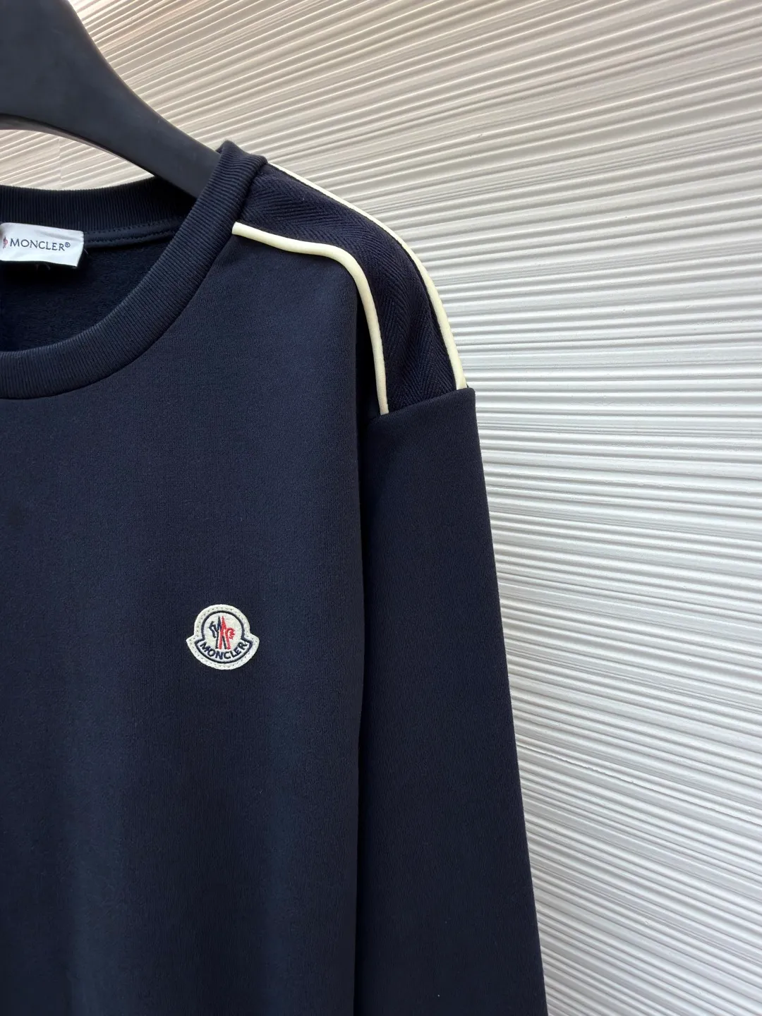 P390 Moncler round neck logo cotton long-sleeved sweatshirt ●Original version: Purchased and developed for 5400 ●Item number: 1681692-A65 ●Fabric: 100% cotton fabric ●Technology: fabric fermentation washing ●Color: navy blue ●Version: fitted version ●Weight: about 590 grams ●Size: S-M-L-XL ●Description: This dark blue round-neck sweatshirt is made of high-density cotton blended fabric, which is soft to the touch and has good breathability and resilience. The neckline adopts double-needle sewing technology, which is smooth and firm and effectively prevents deformation. Three-dimensional tailoring and reinforced stitching are used at the connections between the shoulders and sleeves to enhance the overall structural stability. The cuffs and hem are ribbed, which not only maintains a comfortable fit, but also effectively prevents wind and warmth. The brand badge on the chest uses exquisite embroidery technology, with full colors and delicate lines, highlighting the brand quality. Garments are pre-shrunk to ensure dimension stability. The overall workmanship is fine, and each process reflects strict control of details, making this sweatshirt suitable for daily casual wear and showing high-quality craftsmanship. The overall wiring is straight and delicate, the fabric is comfortable and soft, and the color is consistent without color difference. It can be matched with the same style to create a fashionable look and control various occasions. Customized accessories, complete with three standards, same style for men and women!