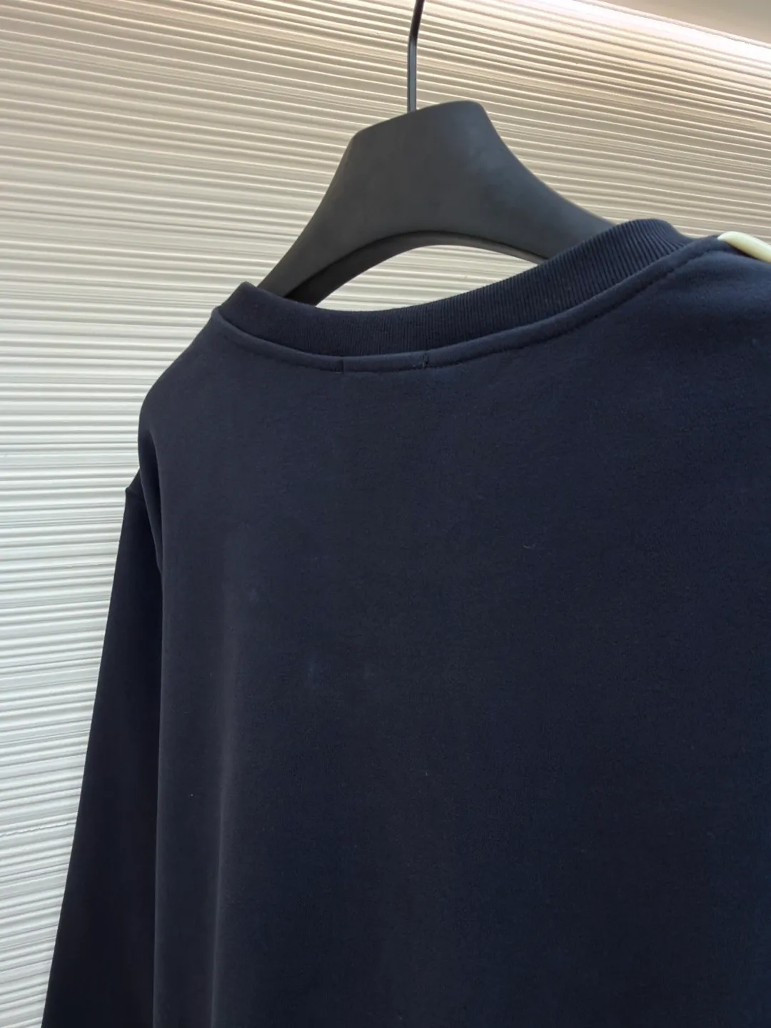 P390 Moncler round neck logo cotton long-sleeved sweatshirt ●Original version: Purchased and developed for 5400 ●Item number: 1681692-A65 ●Fabric: 100% cotton fabric ●Technology: fabric fermentation washing ●Color: navy blue ●Version: fitted version ●Weight: about 590 grams ●Size: S-M-L-XL ●Description: This dark blue round-neck sweatshirt is made of high-density cotton blended fabric, which is soft to the touch and has good breathability and resilience. The neckline adopts double-needle sewing technology, which is smooth and firm and effectively prevents deformation. Three-dimensional tailoring and reinforced stitching are used at the connections between the shoulders and sleeves to enhance the overall structural stability. The cuffs and hem are ribbed, which not only maintains a comfortable fit, but also effectively prevents wind and warmth. The brand badge on the chest uses exquisite embroidery technology, with full colors and delicate lines, highlighting the brand quality. Garments are pre-shrunk to ensure dimension stability. The overall workmanship is fine, and each process reflects strict control of details, making this sweatshirt suitable for daily casual wear and showing high-quality craftsmanship. The overall wiring is straight and delicate, the fabric is comfortable and soft, and the color is consistent without color difference. It can be matched with the same style to create a fashionable look and control various occasions. Customized accessories, complete with three standards, same style for men and women!