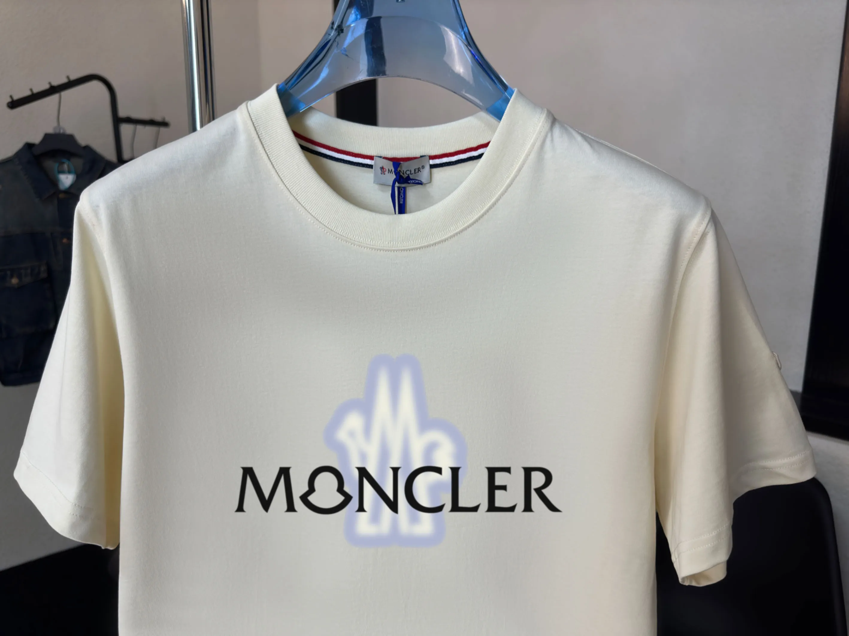 P140 Upgraded version "Mobile phone smart sensor ~ NFC chip armband ~ Direct access to the official website for anti-counterfeiting" "Moncler ~ Mouth Mouth" 2025 new high-quality round neck short-sleeved T-shirt. The cuffs have imported embroidered labels. Customized dyeing, very comfortable to touch. Super versatile and good-looking short-sleeved. Complete with three labels. Non-market ordinary version. Feel free to compare. Quality is absolutely guaranteed! ‼ First of all, this original fabric is all custom-woven with 32-count double yarn fabric, 250G, and the weight is the same‼ Fine workmanship, double waistcoat method, double waistcoat method, double waistcoat method makes the whole dress more three-dimensional, which is not a craft that ordinary T-shirts can achieve🤪 Size: S-M-L-XL-2XL Color: black, white, apricot, same style for men and women