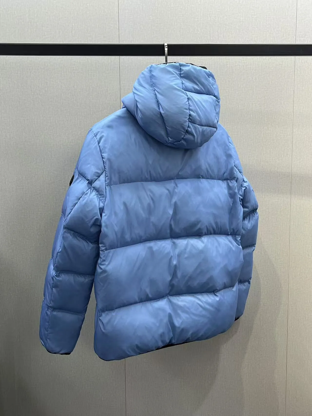 P860 🆕❤️2️⃣0️⃣2️⃣4️⃣🆕Special grade down⬆️Moncler Masac men's short down jacket. A must-have item for fabric control. 2024 new technical fabric. Extremely lightweight. Ultra-light and ultra-white gooseneck filling. Cleanliness ceiling. 850+ fill power. ⚠️Special grade product with complete barcode numbers and consistent with the official website. The tag has built-in NFC electronic sensor anti-counterfeiting. It supports multiple anti-counterfeiting verifications. It comes standard with a full set of gift box packaging at the counter. Masac men's short down jacket is made of protective materials and decorated with geometric quilting, which is lightweight and warm.  The Masac men's down jacket combines cutting-edge fabrics with innovative details. Short design made from lightweight, fine-grained tear-resistant functional fabric for durability and practicality. Lightweight and warm, it's finished with gusseted quilting. Comes with removable hood. Details •Made from ripstop fabric •Fine soft ripstop lining •Down filled •Removable hood •Two-way zipper closure •Zip pockets •Elasticized cuffs and hem Size: 1-5 Black/Blue Couple's