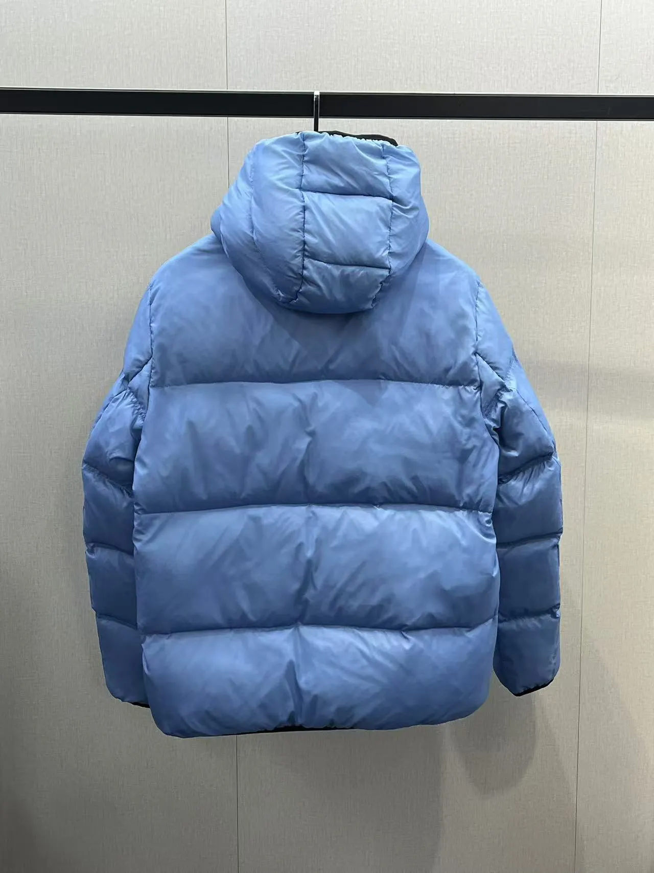 P860 🆕❤️2️⃣0️⃣2️⃣4️⃣🆕Special grade down⬆️Moncler Masac men's short down jacket. A must-have item for fabric control. 2024 new technical fabric. Extremely lightweight. Ultra-light and ultra-white gooseneck filling. Cleanliness ceiling. 850+ fill power. ⚠️Special grade product with complete barcode numbers and consistent with the official website. The tag has built-in NFC electronic sensor anti-counterfeiting. It supports multiple anti-counterfeiting verifications. It comes standard with a full set of gift box packaging at the counter. Masac men's short down jacket is made of protective materials and decorated with geometric quilting, which is lightweight and warm.  The Masac men's down jacket combines cutting-edge fabrics with innovative details. Short design made from lightweight, fine-grained tear-resistant functional fabric for durability and practicality. Lightweight and warm, it's finished with gusseted quilting. Comes with removable hood. Details •Made from ripstop fabric •Fine soft ripstop lining •Down filled •Removable hood •Two-way zipper closure •Zip pockets •Elasticized cuffs and hem Size: 1-5 Black/Blue Couple's