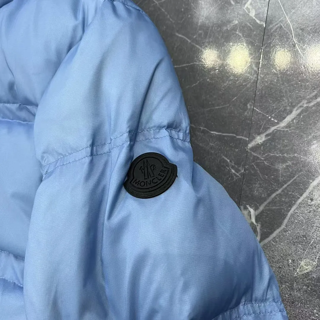 P860 🆕❤️2️⃣0️⃣2️⃣4️⃣🆕Special grade down⬆️Moncler Masac men's short down jacket. A must-have item for fabric control. 2024 new technical fabric. Extremely lightweight. Ultra-light and ultra-white gooseneck filling. Cleanliness ceiling. 850+ fill power. ⚠️Special grade product with complete barcode numbers and consistent with the official website. The tag has built-in NFC electronic sensor anti-counterfeiting. It supports multiple anti-counterfeiting verifications. It comes standard with a full set of gift box packaging at the counter. Masac men's short down jacket is made of protective materials and decorated with geometric quilting, which is lightweight and warm.  The Masac men's down jacket combines cutting-edge fabrics with innovative details. Short design made from lightweight, fine-grained tear-resistant functional fabric for durability and practicality. Lightweight and warm, it's finished with gusseted quilting. Comes with removable hood. Details •Made from ripstop fabric •Fine soft ripstop lining •Down filled •Removable hood •Two-way zipper closure •Zip pockets •Elasticized cuffs and hem Size: 1-5 Black/Blue Couple's