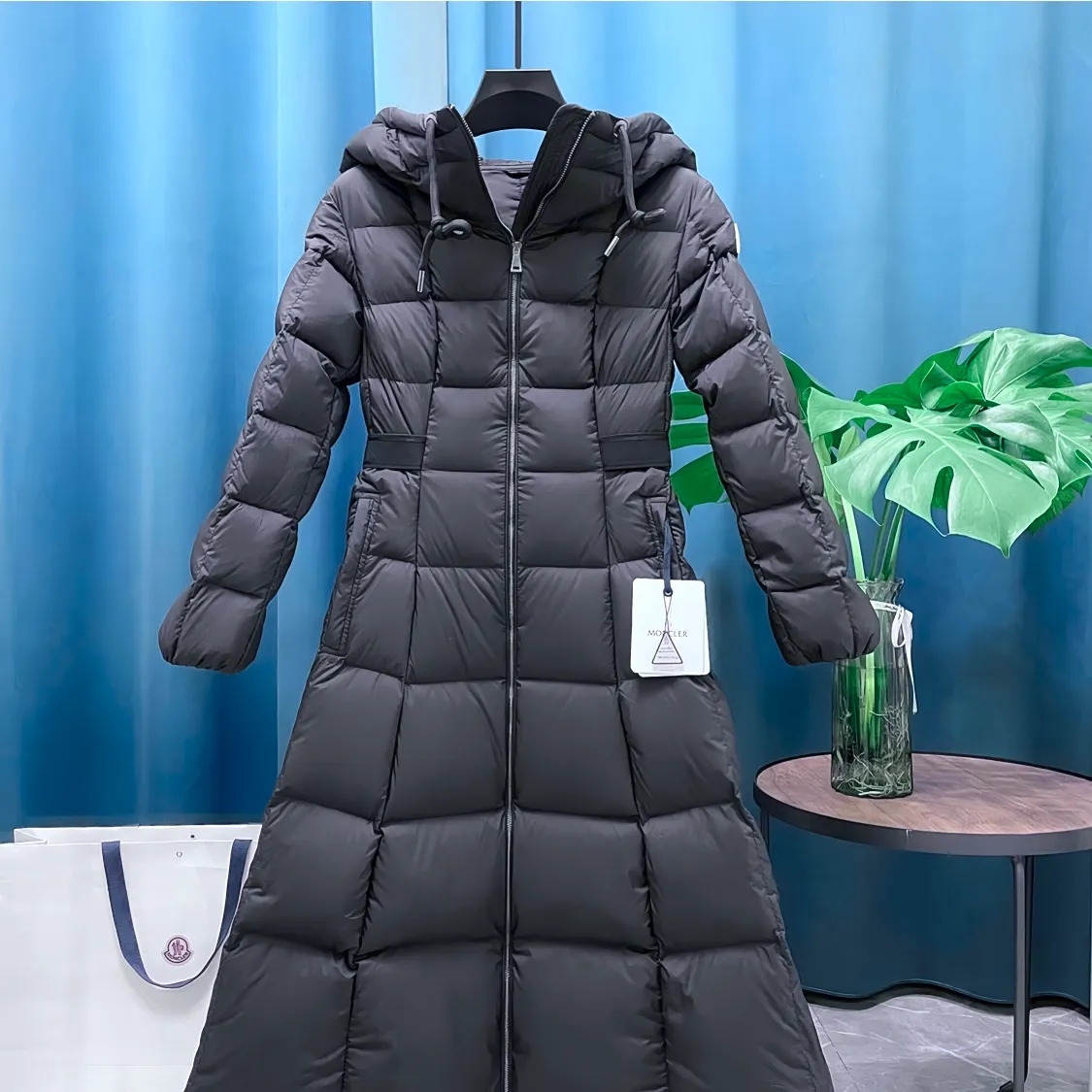 P1100 Moncler ➡️Winter new product Faucon women's long down jacket This style has filling technology in the skirt. It is a super velvet matte matte fabric with a more high-end feel. A must-have hot item for escaped princesses. The Faucon women's long down jacket interprets classic items in new proportions, showing impeccable fashion style. The Faucon long down is made of polyester fabric and has a slim, wide silhouette with a nipped-in waist. The Longue saison lining is lightweight and the three-dimensional hood adds a finishing touch to the style. Made of polyester fabric • Longue saison lining • Filled with down • Adjustable hood • Zipper closure • Zipper pockets • Elastic waist • Logo patch Size: 1-4 Fairy Style Black
