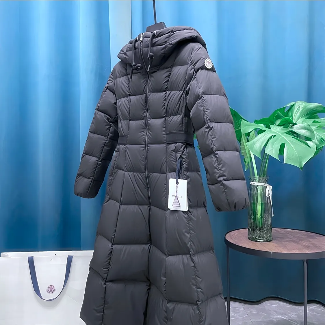 P1100 Moncler ➡️Winter new product Faucon women's long down jacket This style has filling technology in the skirt. It is a super velvet matte matte fabric with a more high-end feel. A must-have hot item for escaped princesses. The Faucon women's long down jacket interprets classic items in new proportions, showing impeccable fashion style. The Faucon long down is made of polyester fabric and has a slim, wide silhouette with a nipped-in waist. The Longue saison lining is lightweight and the three-dimensional hood adds a finishing touch to the style. Made of polyester fabric • Longue saison lining • Filled with down • Adjustable hood • Zipper closure • Zipper pockets • Elastic waist • Logo patch Size: 1-4 Fairy Style Black