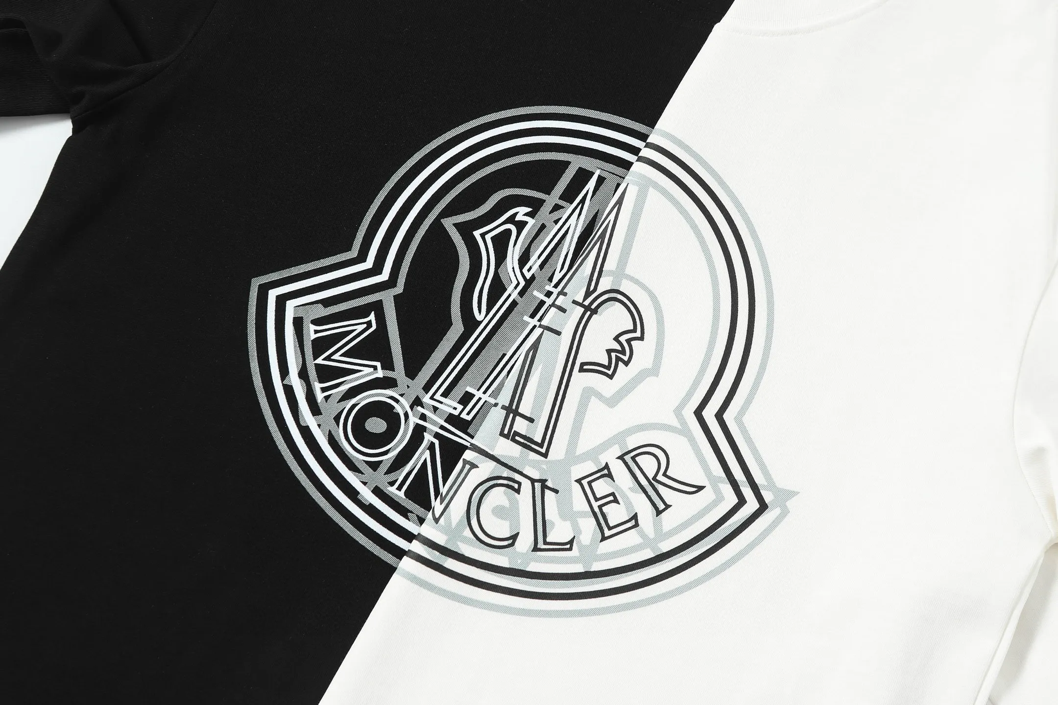 P134 Style No.: 843 〈MONCLER〉The price of the hood is actually quite advantageous. Those who have been to the counters should all know that the price of the hood is not much cheaper than Gucci Burberry. It is just relatively low-key and unwilling to hype. It is a picture that you will buy or not. It has an aloof existence... Exclusively customized 270 grams of 32-count double yarn smooth cotton. The texture is very soft and comfortable. 100% different from the top fabrics in the market (does not shrink, deform, or pill). Matched with 320g 1*1 thread (fabric threads are dyed in the same vat, no color difference, threads are not easy to deform) Color: Black White Size: S-XL