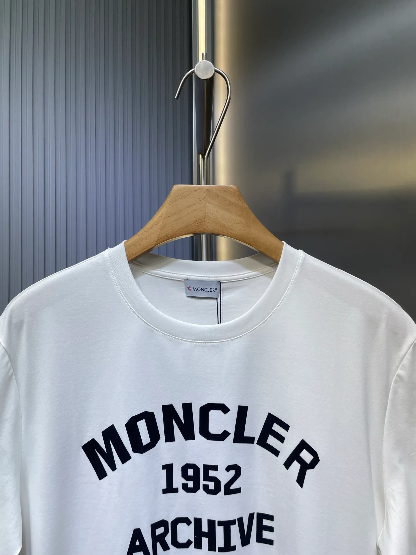 P290 moncler 🌟【Top original order】2025 spring and summer new letter flocked printed short-sleeved T-shirt; customized 80-count double-strand mercerized long-staple cotton fabric, comfortable, soft and delicate! The lower side of the row of letters on the chest is a flocking print design with a duck hollow design, and the cuffs are designed with a wool duck badge badge design, all three standards are complete!  size：s-xxxl