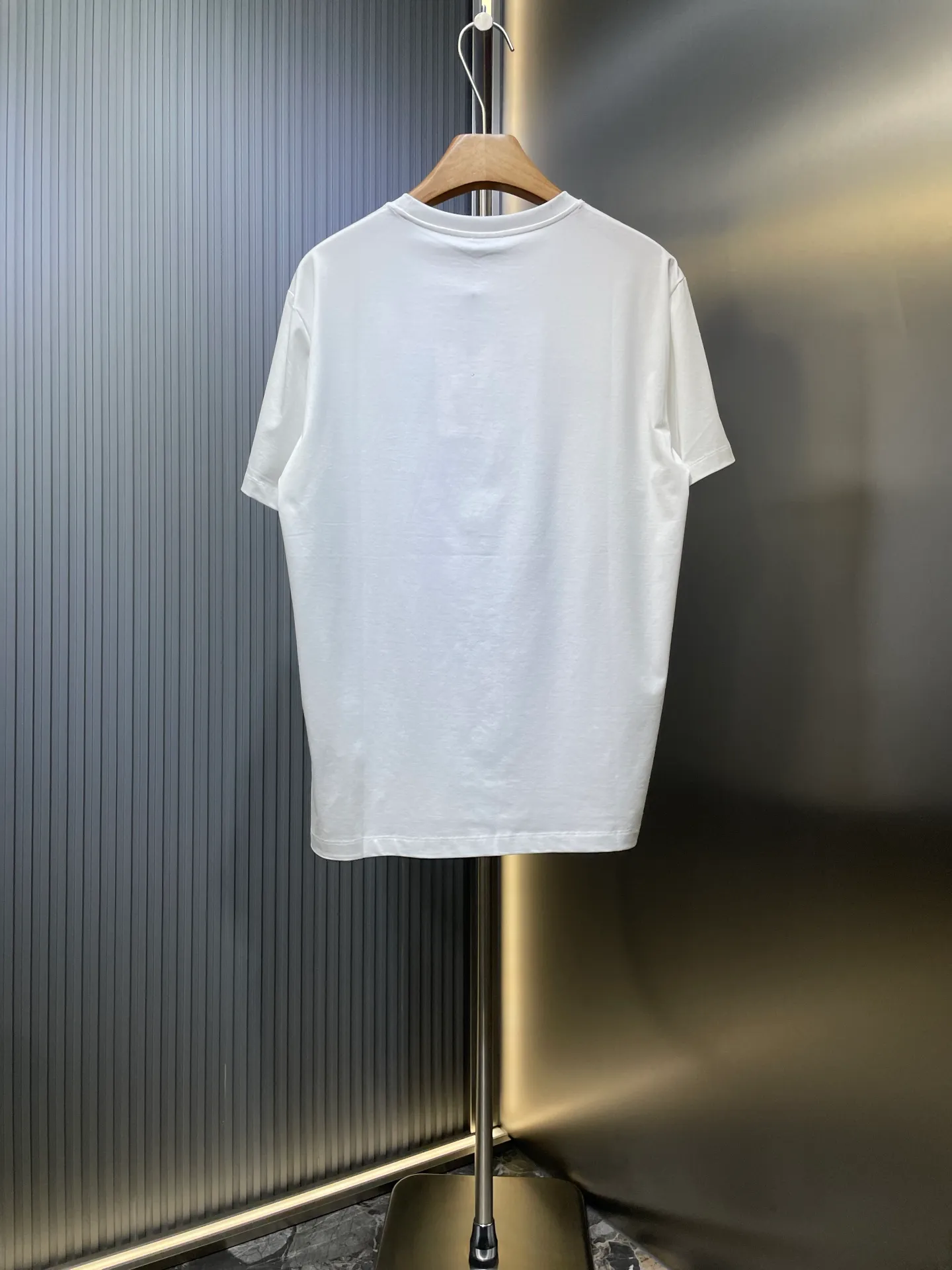 P290 moncler 🌟【Top original order】2025 spring and summer new letter flocked printed short-sleeved T-shirt; customized 80-count double-strand mercerized long-staple cotton fabric, comfortable, soft and delicate! The lower side of the row of letters on the chest is a flocking print design with a duck hollow design, and the cuffs are designed with a wool duck badge badge design, all three standards are complete!  size：s-xxxl