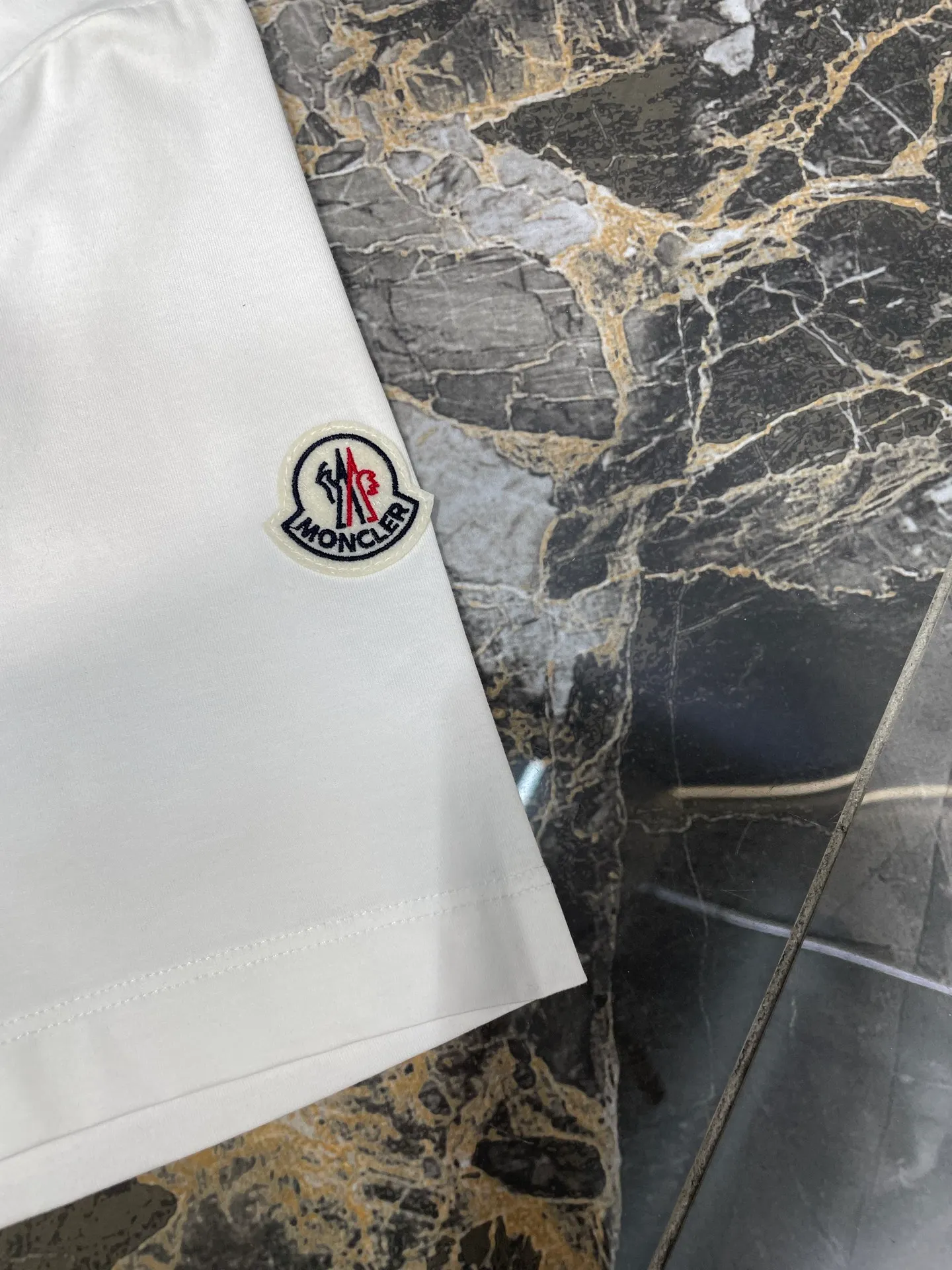 P290 moncler 🌟【Top original order】2025 spring and summer new letter flocked printed short-sleeved T-shirt; customized 80-count double-strand mercerized long-staple cotton fabric, comfortable, soft and delicate! The lower side of the row of letters on the chest is a flocking print design with a duck hollow design, and the cuffs are designed with a wool duck badge badge design, all three standards are complete!  size：s-xxxl