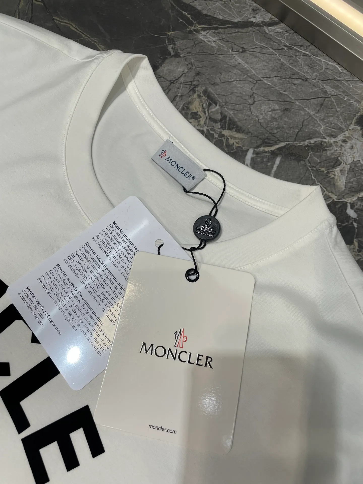 P290 moncler 🌟【Top original order】2025 spring and summer new letter flocked printed short-sleeved T-shirt; customized 80-count double-strand mercerized long-staple cotton fabric, comfortable, soft and delicate! The lower side of the row of letters on the chest is a flocking print design with a duck hollow design, and the cuffs are designed with a wool duck badge badge design, all three standards are complete!  size：s-xxxl