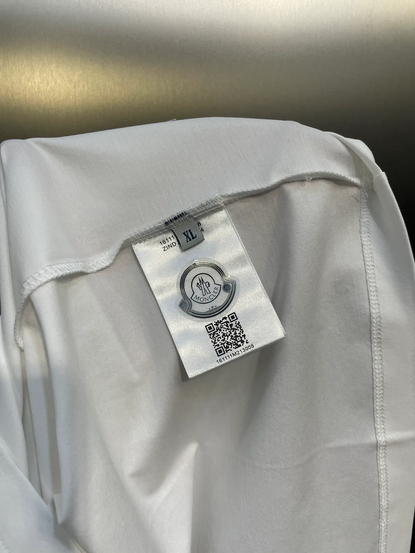 P290 moncler 🌟【Top original order】2025 spring and summer new letter flocked printed short-sleeved T-shirt; customized 80-count double-strand mercerized long-staple cotton fabric, comfortable, soft and delicate! The lower side of the row of letters on the chest is a flocking print design with a duck hollow design, and the cuffs are designed with a wool duck badge badge design, all three standards are complete!  size：s-xxxl