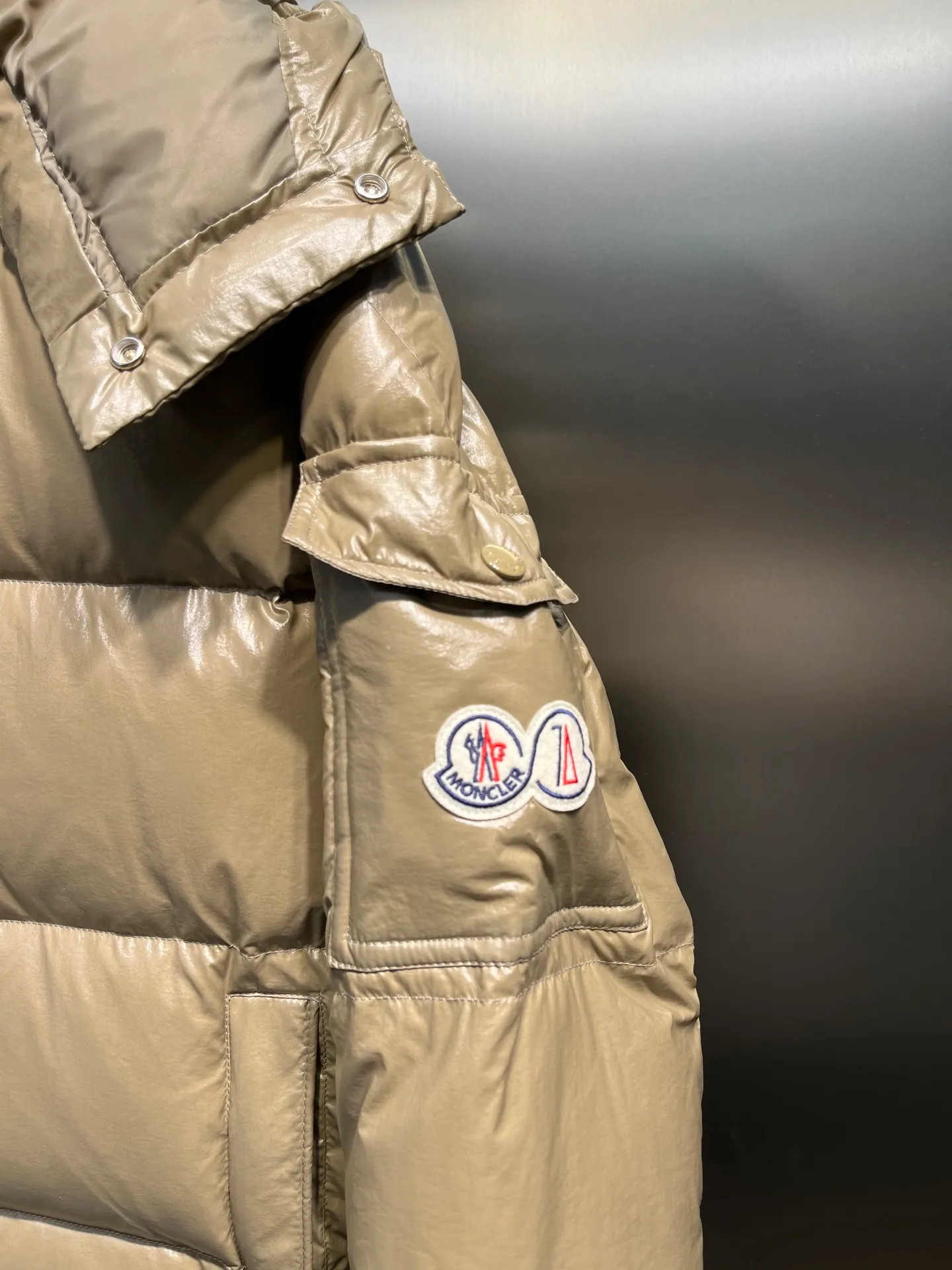 P840 Moncler 70th Anniversary 🌟maya limited edition double label series, the highest version 95 white goose down, French M Archives collection, ultra-high-end Maya series, hooded warm down jacket for couples, winter jacket! The Maya down jacket, which has been anticipated for a year, is one of the most classic down jacket styles and is a collection from the Moner Archives! I won’t brag about the quality of this down jacket, because everyone claims to be the best, and everyone must receive a good one! Toray's glossy outer material is supplied by customers, with great fluffiness, no trace of stems, strong resilience, outstanding details, exquisite craftsmanship, and DIST environmentally friendly goose down filling! This year’s latest logo is full of warmth, which is enough for basically anywhere in the country! It can be worn as a ski suit, and it is so handsome. It is definitely the most influential winter high-street item when worn!  Size: 1-5 yards