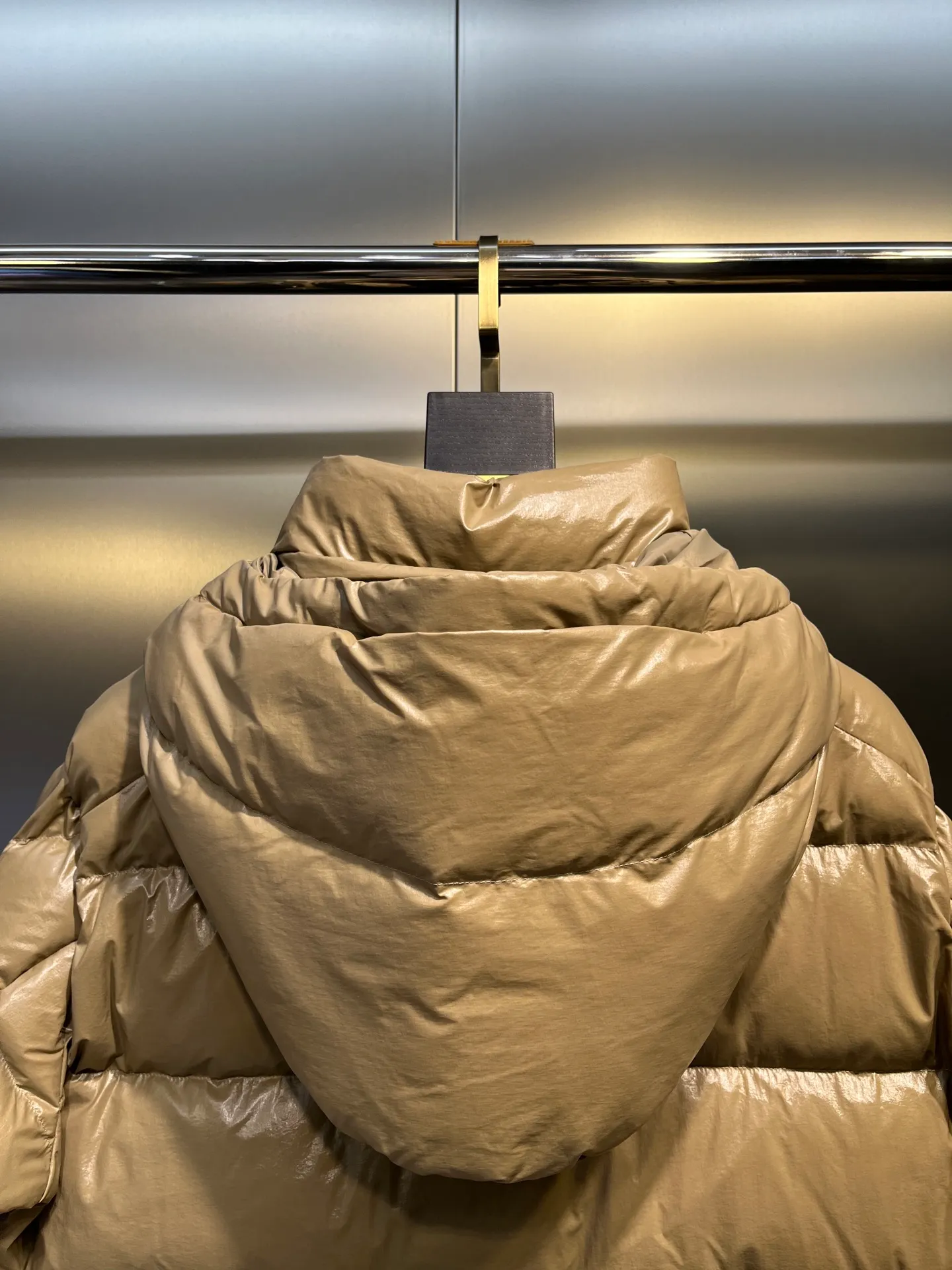 P840 Moncler 70th Anniversary 🌟maya limited edition double label series, the highest version 95 white goose down, French M Archives collection, ultra-high-end Maya series, hooded warm down jacket for couples, winter jacket! The Maya down jacket, which has been anticipated for a year, is one of the most classic down jacket styles and is a collection from the Moner Archives! I won’t brag about the quality of this down jacket, because everyone claims to be the best, and everyone must receive a good one! Toray's glossy outer material is supplied by customers, with great fluffiness, no trace of stems, strong resilience, outstanding details, exquisite craftsmanship, and DIST environmentally friendly goose down filling! This year’s latest logo is full of warmth, which is enough for basically anywhere in the country! It can be worn as a ski suit, and it is so handsome. It is definitely the most influential winter high-street item when worn!  Size: 1-5 yards