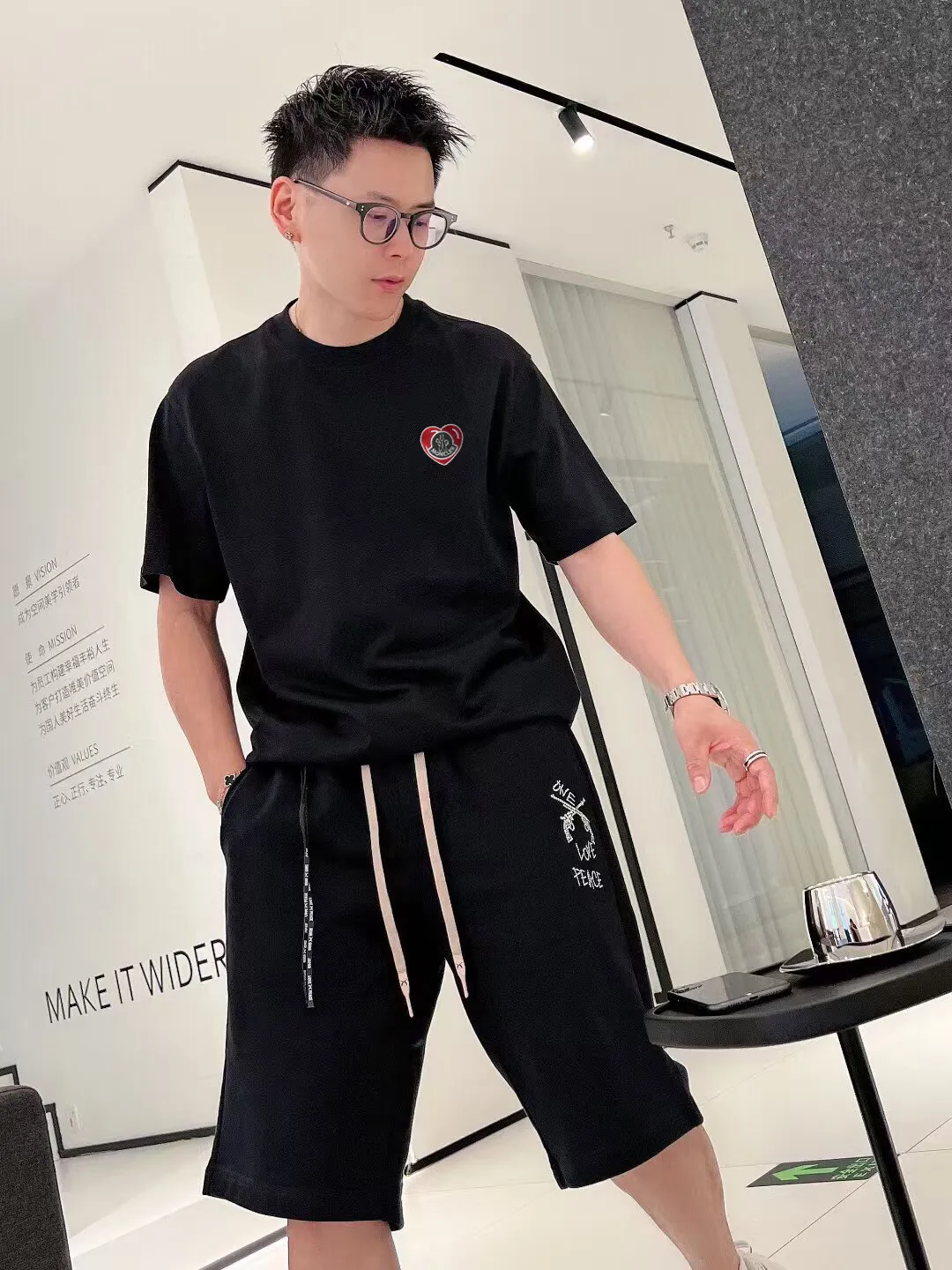 P150 [MONCLER] 2024FW short-sleeved T-shirt, love embroidery technology, high-end 32s double yarn 260g fabric, heavy fabric, custom stretch rib, same vat and dye, complete three standards, same style for men and women, color: black, white, size: S M L XL XXL