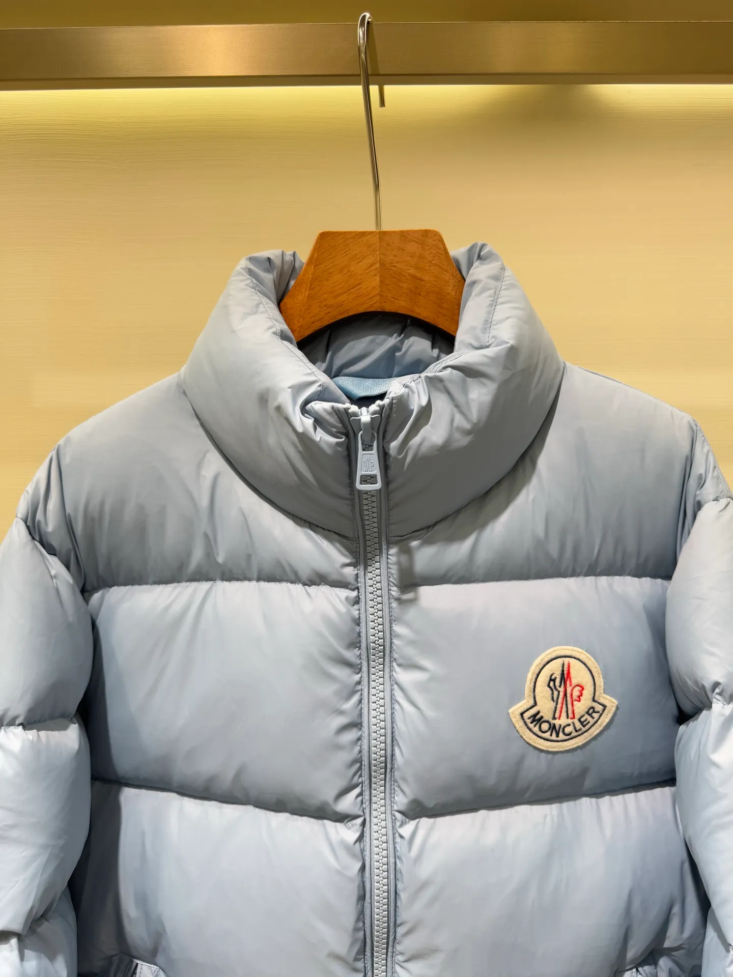 P1080 Moncler Citala series patch stand collar down jacket. The Madeira down jacket is specially designed for modern men who value functionality and beauty. It is suitable for wearing on the street or in the mountains and other occasions. Made from functional, tight nylon longue saison fabric. Padded hood and wind-blocking panels add protection.  Fabric: Made of longue saison fabric, Nylon laque lining, filled with down (90 down goose down) Technology: zipper closure, zipper closure pocket, logo patch (supports NF C function) Color: aqua blue black Size: 1 2 3 4 5 5443050