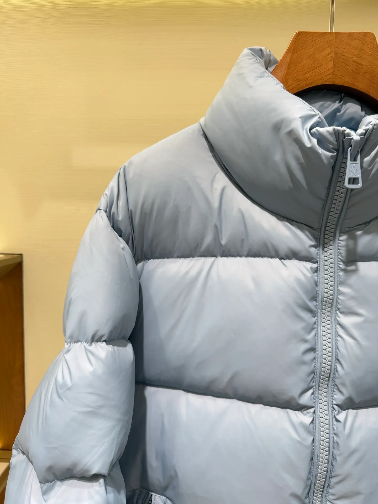 P1080 Moncler Citala series patch stand collar down jacket. The Madeira down jacket is specially designed for modern men who value functionality and beauty. It is suitable for wearing on the street or in the mountains and other occasions. Made from functional, tight nylon longue saison fabric. Padded hood and wind-blocking panels add protection.  Fabric: Made of longue saison fabric, Nylon laque lining, filled with down (90 down goose down) Technology: zipper closure, zipper closure pocket, logo patch (supports NF C function) Color: aqua blue black Size: 1 2 3 4 5 5443050
