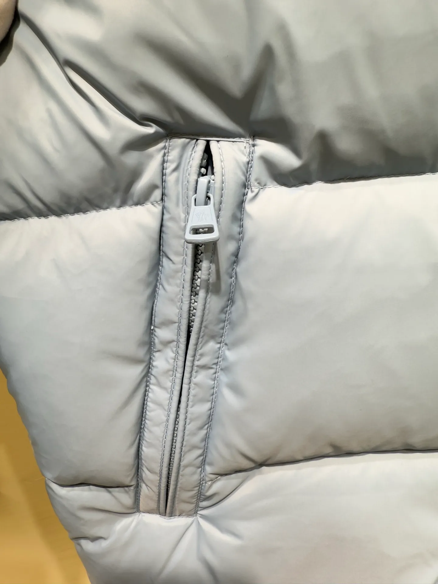 P1080 Moncler Citala series patch stand collar down jacket. The Madeira down jacket is specially designed for modern men who value functionality and beauty. It is suitable for wearing on the street or in the mountains and other occasions. Made from functional, tight nylon longue saison fabric. Padded hood and wind-blocking panels add protection.  Fabric: Made of longue saison fabric, Nylon laque lining, filled with down (90 down goose down) Technology: zipper closure, zipper closure pocket, logo patch (supports NF C function) Color: aqua blue black Size: 1 2 3 4 5 5443050