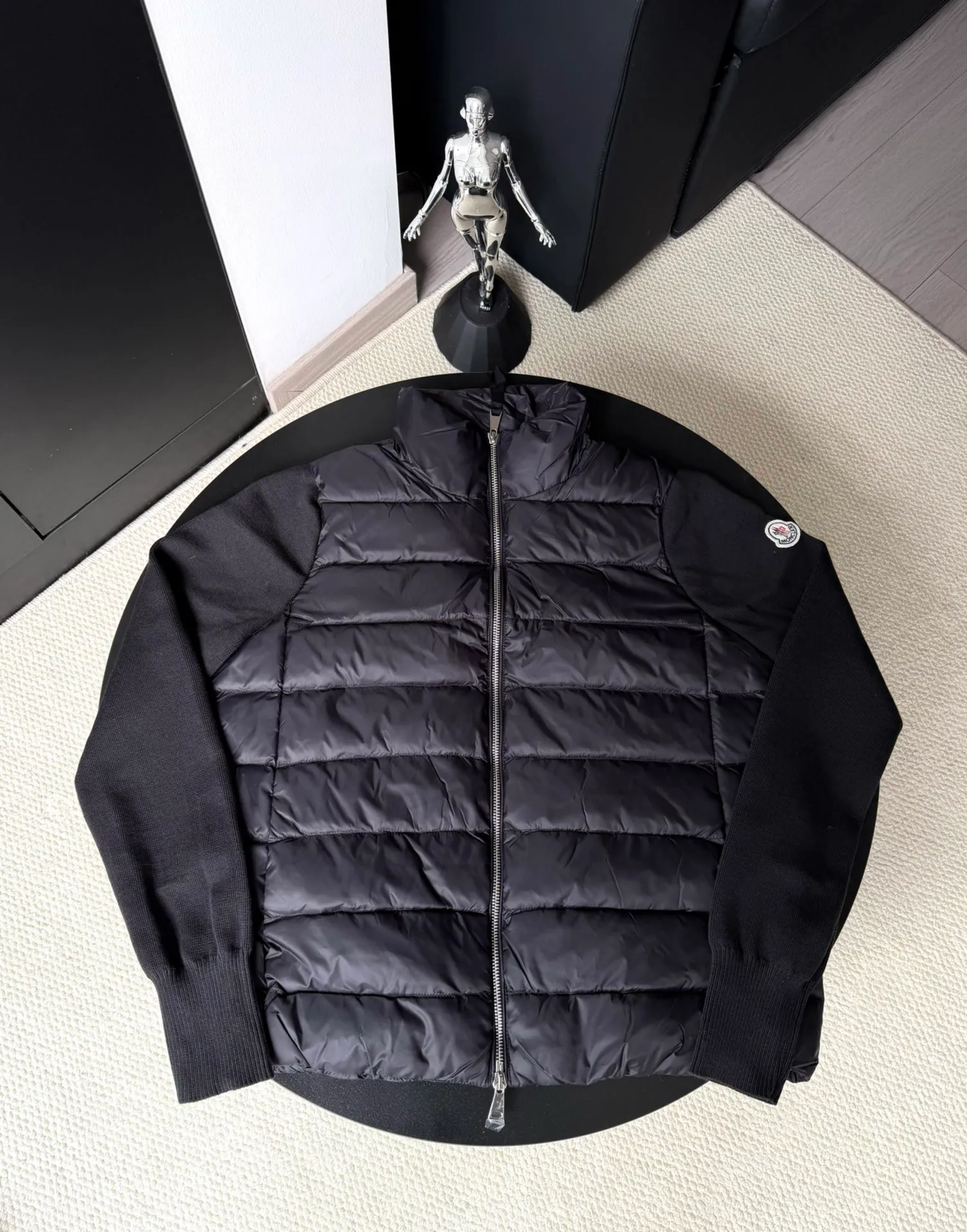 P560 Moncler/Mongolian 24Fw wool knitted splicing buckle down jacket Wool knitting splicing light wool splicing goose down lightweight women's buckle knitting 905 winter inner wear tool early autumn must-have item Rectangular quilted H version is versatile and not picky The splicing design is age-reducing and fashionable Imported lightweight memory silk fabric texture is breathable and lightweight Imported machine sewing line technology Wool is equipped with down filling A classic design piece that can be worn alone when the weather is nice or layered with it when the weather cools down. Wool knit style with down-filled front for warmth and protection Color: Black White Size: S.M.L