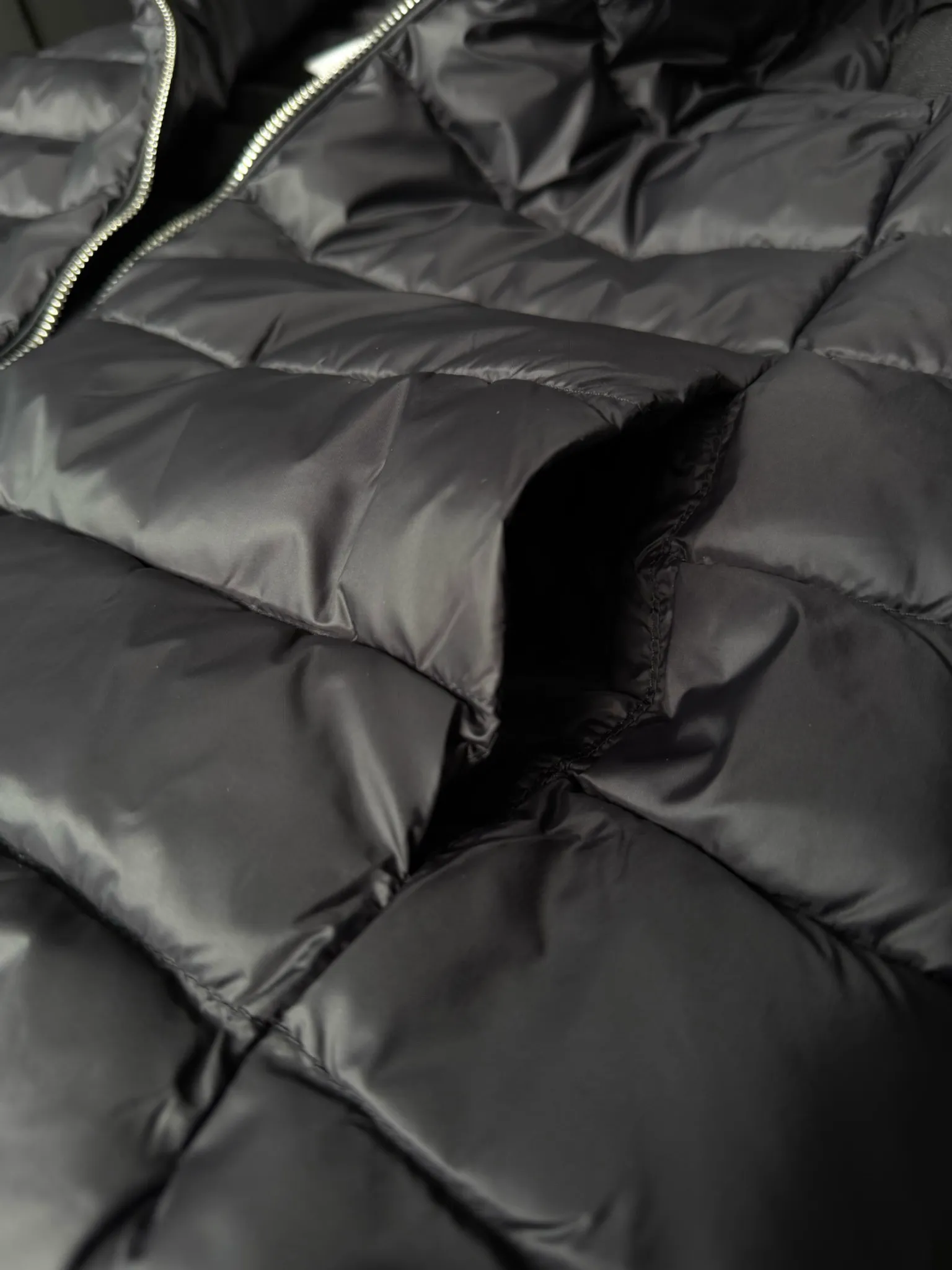 P560 Moncler/Mongolian 24Fw wool knitted splicing buckle down jacket Wool knitting splicing light wool splicing goose down lightweight women's buckle knitting 905 winter inner wear tool early autumn must-have item Rectangular quilted H version is versatile and not picky The splicing design is age-reducing and fashionable Imported lightweight memory silk fabric texture is breathable and lightweight Imported machine sewing line technology Wool is equipped with down filling A classic design piece that can be worn alone when the weather is nice or layered with it when the weather cools down. Wool knit style with down-filled front for warmth and protection Color: Black White Size: S.M.L