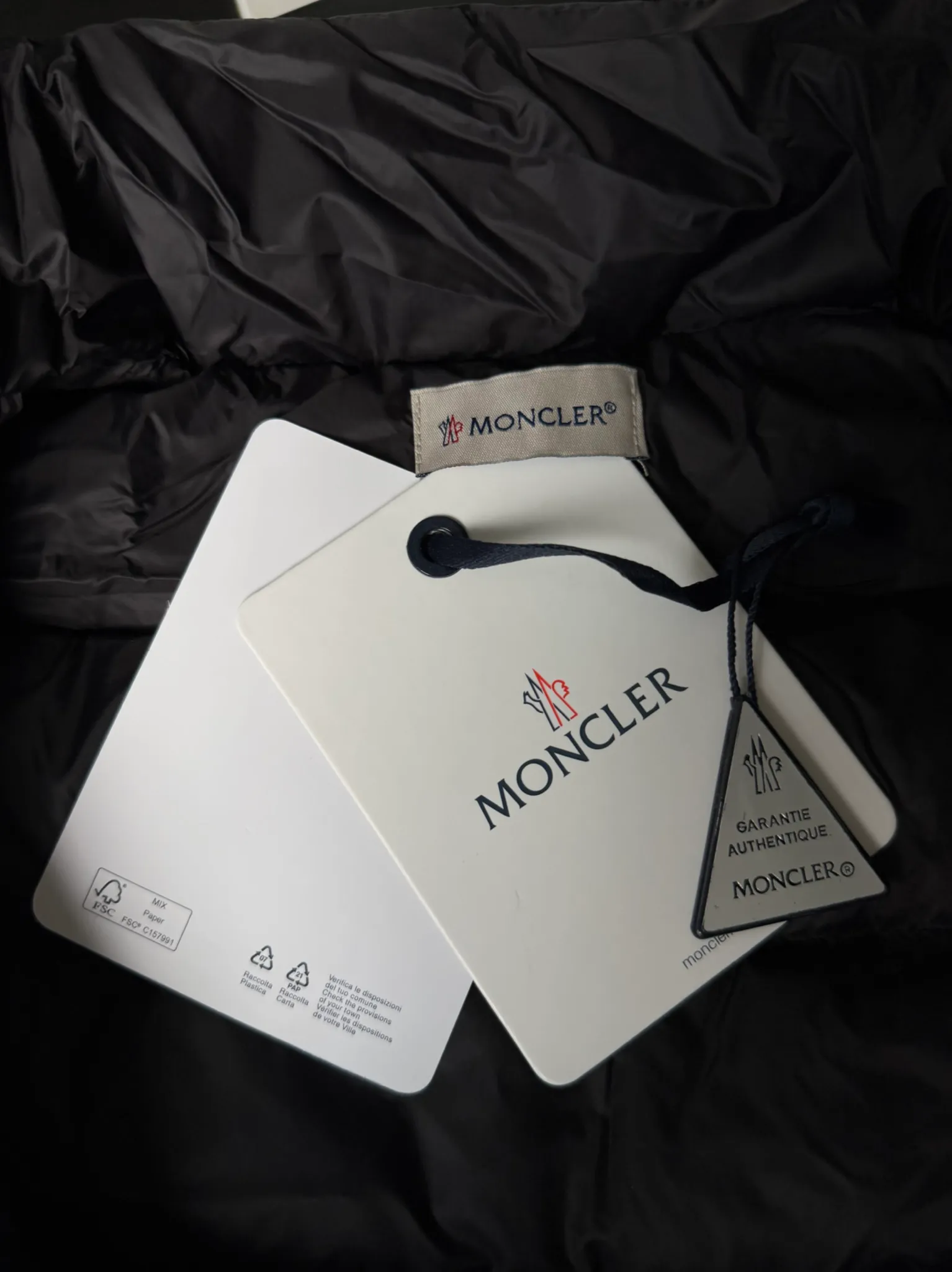 P560 Moncler/Mongolian 24Fw wool knitted splicing buckle down jacket Wool knitting splicing light wool splicing goose down lightweight women's buckle knitting 905 winter inner wear tool early autumn must-have item Rectangular quilted H version is versatile and not picky The splicing design is age-reducing and fashionable Imported lightweight memory silk fabric texture is breathable and lightweight Imported machine sewing line technology Wool is equipped with down filling A classic design piece that can be worn alone when the weather is nice or layered with it when the weather cools down. Wool knit style with down-filled front for warmth and protection Color: Black White Size: S.M.L