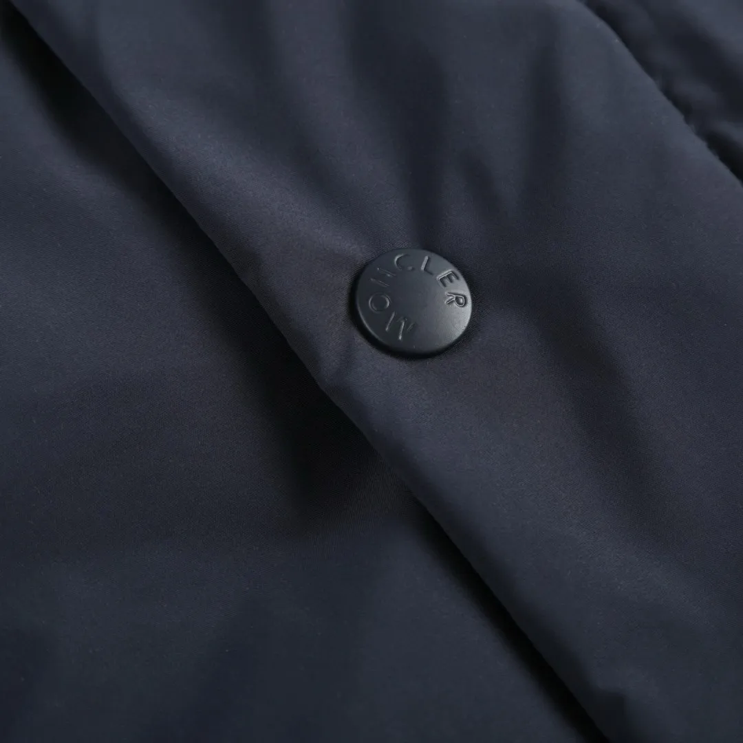 P910 [Exclusive supply] Moncler emblem solid color stand collar down jacket. The high-quality filling is made of 90 white duck down, with a weight of 210g, ensuring excellent thermal insulation performance. After strict screening and processing, the velvet is not easy to get drilled, ensuring durability. After the fabric is made of 100% polyester fiber and processed through microfiberization, the individual fibers become extremely fine, which greatly increases the fiber surface area, making the fabric soft and smooth, and the touch is close to natural fibers. The high-density textile method makes the structure tight, thus giving it a certain degree of wrinkle resistance, windproof warmth and wear resistance. The lining is made of 100% polyamide. The high-density and tight weaving process prevents fine lint from getting out of the gaps in the fabric. The smooth surface improves the putting on and taking off experience, and the excellent wear and tear resistance ensures damage caused by frequent use, while the light and soft texture does not affect the overall weight. The interior is quilted with imported No. 7 needles and anti-velvet thin threads, with 13 stitches every three centimeters. The stitches are straight and there is no skipped stitches. The stand-up collar makes the overall lines look more concise and capable, can wrap the neck well, prevent cold wind from entering, and has excellent thermal insulation performance. Whether worn with a scarf or worn alone, combined with the characteristics of the version, it looks energetic, neat and not bloated. Size:1-2-3-4