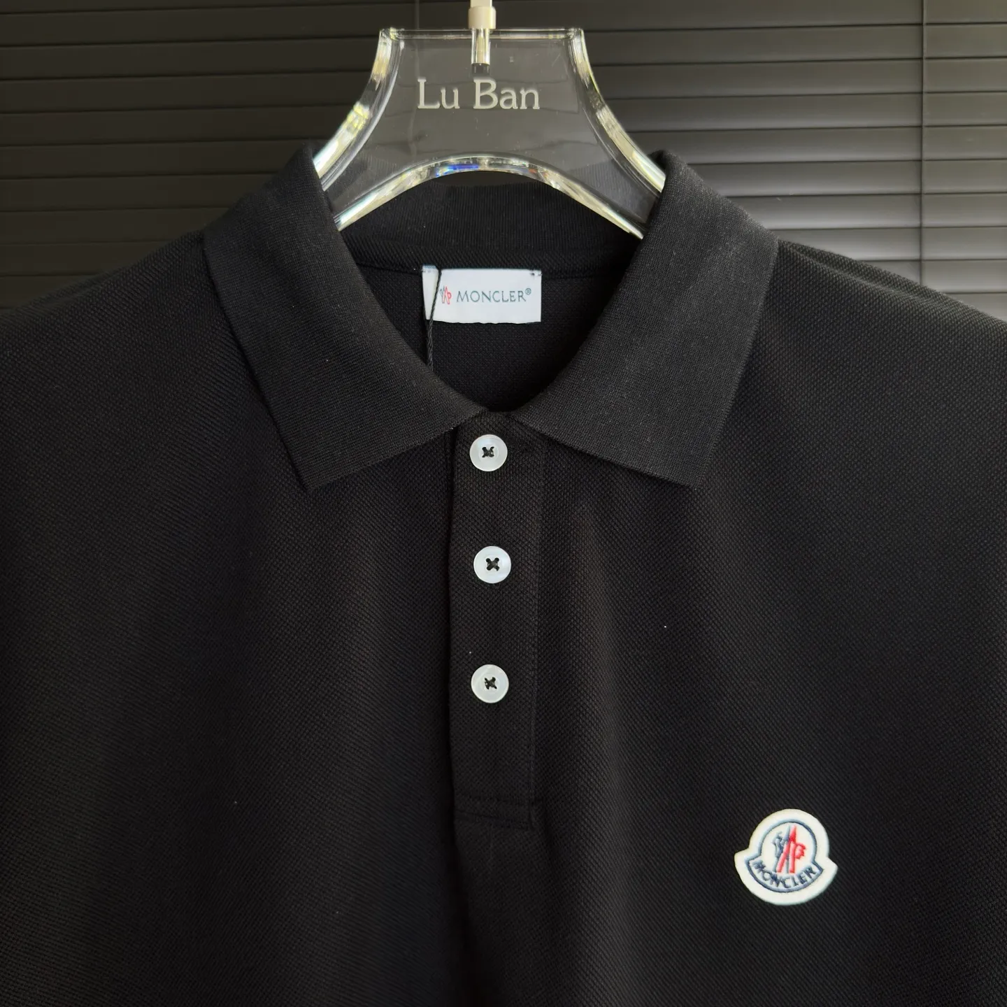 P190 A143 (Long-term replenishment, next day arrival) MONCLER 2025 new model, light luxury, customized small letter logo, casual polo shirt short sleeves · Original fabric · High version · High quality contrast-dyed fabric, round neck vertical version, full set of accessories, autumn pearl pique fabric, original hardware accessories, original factory label, carefully designed, original custom details restored, rib knitted striped collar.  Complete three standards, non-market ordinary version, free to compare, absolute quality guaranteed, full set of Sydney paper packaging, color: black, white, size: S~XXL