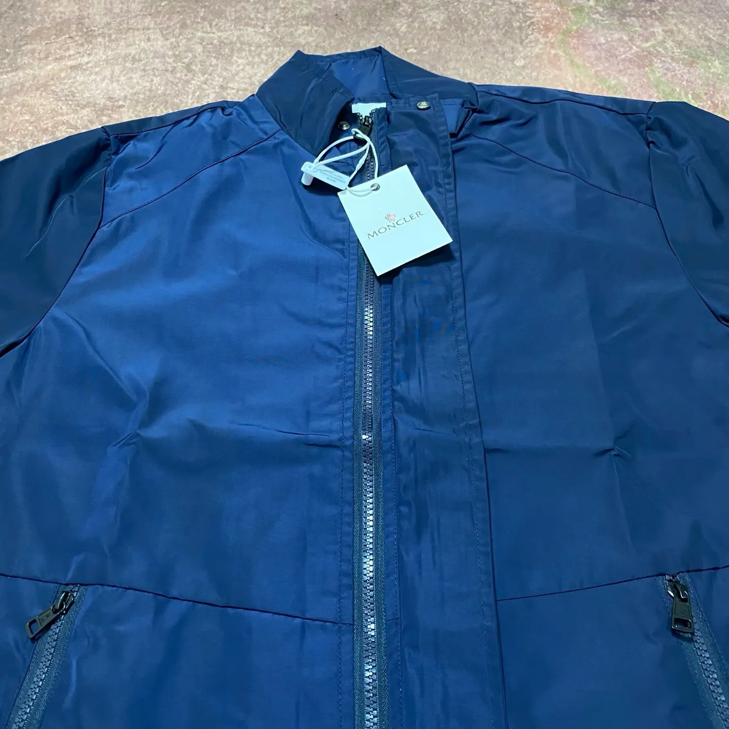 P360 moncler New coat, hot style, light luxury and fashionable stand-up collar jacket. Windproof fabric. Classic flame logo design. Zipper fly. Zipper pockets on both sides. The fabric is light and textured. Perfect details. Exquisite workmanship. Simple and fashionable. The upper body effect is particularly good. Suitable for spring and autumn. Color: navy blue black. Size: S M L XL