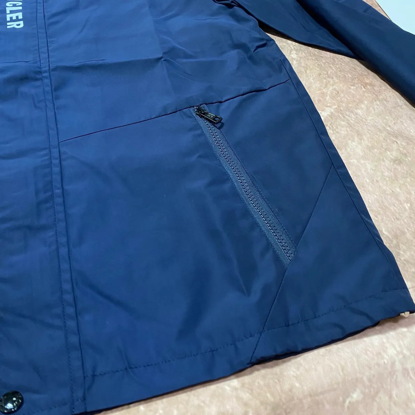 P360 moncler New coat, hot style, light luxury and fashionable stand-up collar jacket. Windproof fabric. Classic flame logo design. Zipper fly. Zipper pockets on both sides. The fabric is light and textured. Perfect details. Exquisite workmanship. Simple and fashionable. The upper body effect is particularly good. Suitable for spring and autumn. Color: navy blue black. Size: S M L XL