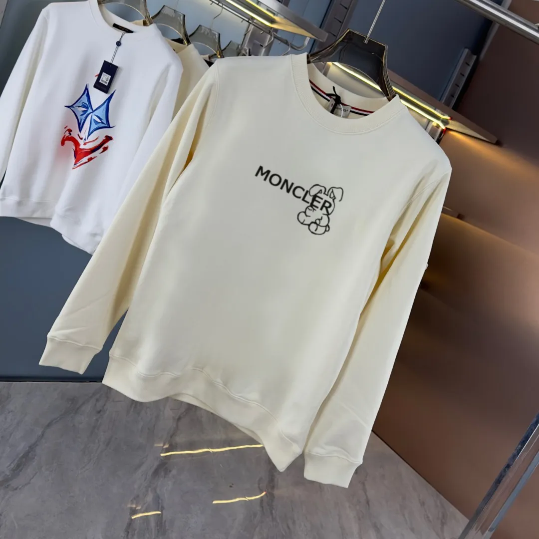 P210 High-version sweatshirt) [Long-term stock] 〖𝐌𝐎𝐍𝐂𝐋𝐄𝐑~Mask〗 Made of 440g heavy-weight fabric. It is different from the market currency. It can be matched with any variety and is properly handsome. 😎The whole dress is made of double waistcoats. The double waistcoats make the whole dress more three-dimensional. Not ordinary factories can do such fine work. 2025 Spring runway version of the T stage, on sale at the counter, round neck terry sweatshirt, high-end double-strand pure cotton, custom-made stretch ribs, dyed in the same vat, complete with three standards, matched with exquisite embroidered LOGO on the chest, simple and advanced, same style for men and women. Color: black, apricot, white, size: S M L XL 2XL