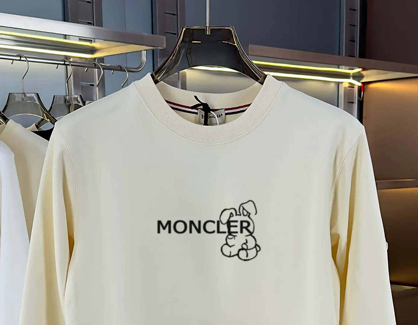 P210 High-version sweatshirt) [Long-term stock] 〖𝐌𝐎𝐍𝐂𝐋𝐄𝐑~Mask〗 Made of 440g heavy-weight fabric. It is different from the market currency. It can be matched with any variety and is properly handsome. 😎The whole dress is made of double waistcoats. The double waistcoats make the whole dress more three-dimensional. Not ordinary factories can do such fine work. 2025 Spring runway version of the T stage, on sale at the counter, round neck terry sweatshirt, high-end double-strand pure cotton, custom-made stretch ribs, dyed in the same vat, complete with three standards, matched with exquisite embroidered LOGO on the chest, simple and advanced, same style for men and women. Color: black, apricot, white, size: S M L XL 2XL