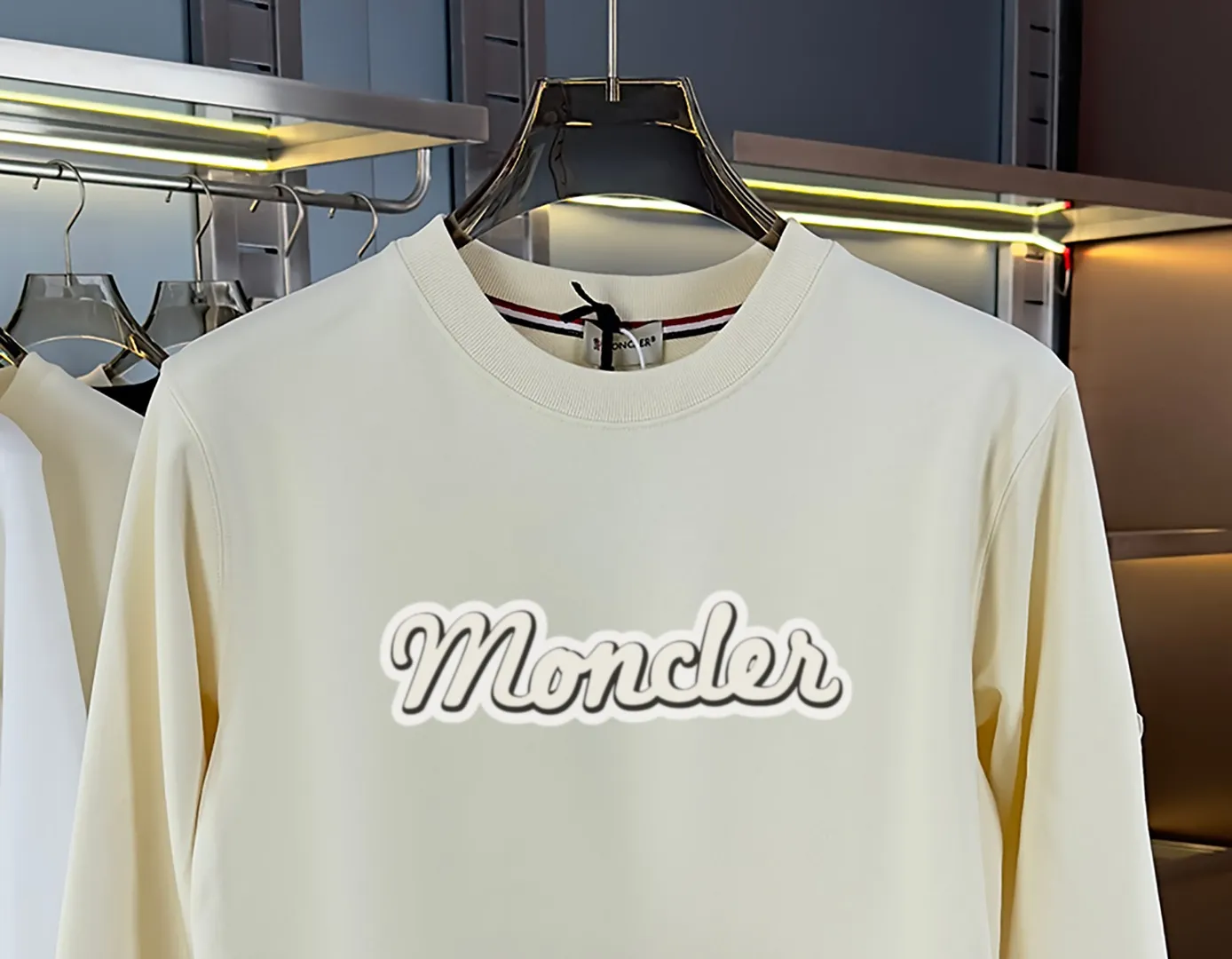 P210 High-version sweatshirt) [Long-term stock] 〖𝐌𝐎𝐍𝐂𝐋𝐄𝐑~Mask〗 Made of 440g heavy-weight fabric. It is different from the market currency. It can be matched with any variety and is properly handsome. 😎The whole dress is made of double waistcoats. The double waistcoats make the whole dress more three-dimensional. Not ordinary factories can do such fine work. 2025 Spring runway version of the T stage, on sale at the counter, round neck terry sweatshirt, high-end double-strand pure cotton, custom-made stretch ribs, dyed in the same vat, complete with three standards, matched with exquisite embroidered LOGO on the chest, simple and advanced, same style for men and women. Color: black, apricot, white, size: S M L XL 2XL