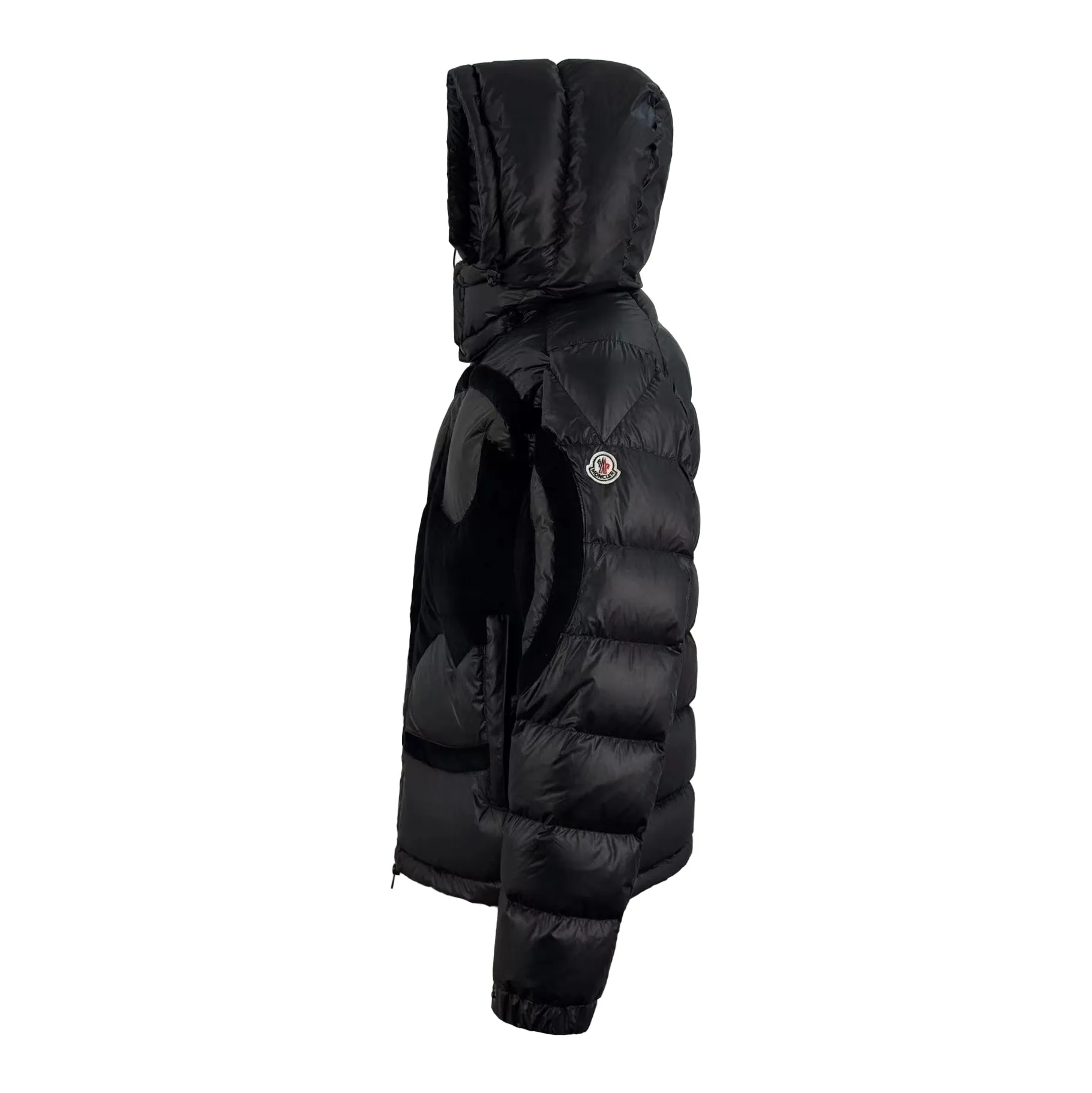 P1260 Moncler Batman Logo Down Jacket Customized black premium carbon black coated windbreaker fabric Customized Korean trendy velvet knitted fabric Made of 400D calendered bile fabric National standard 95 white goose down (welcome to test) Full of down content Warmth and light fluffy Craftsmanship to create a joint series Decorated with the Batman logo on the front Inspired by the famous superhero High degree of recognition The iconic Moncler embroidered logo is present on the sleeves It highlights the brand style and pays tribute to the classics. It is also an interpretation of modern fashion. It tightly locks in body temperature and enjoys warmth and comfort. It becomes the most intimate companion in winter. Process 1: Computer laser burning and cutting. It uses a high-energy laser beam to instantly melt the fabric fibers at high temperature. Precise cutting and engraving on the fabric according to the original pattern. The edges are flat to achieve seamless splicing. It effectively prevents the penetration of cold wind and improves the thermal insulation performance of the down jacket. Process 2: Computer mechanical down filling. Priority is given to making the inner liner pattern to determine the down filling area according to the original three-dimensional effect to determine the gram weight of down per square meter, thereby calculating the filling amount of each cut piece. The computer down filling machine uses a digital weighing unit to achieve stable measurement. Process 3: Computer template machine line running process. The line running process of the computer template machine shows extremely high neatness and smoothness. The craftsman accurately controls the size during the operation to ensure that each row line meets the design requirements. The lines of the entire template are smooth and unified, clean and beautiful. Paving: Customized 1:1 Moncler snap button Customized 1:1 Moncler zipper Customized 1:1 Moncler adjustment buckle Customized 1:1 Moncler pendant Customized 1:1 Moncler machine eye Customized 1:1 Moncler embroidered logo Customized 1:1 Moncler trademark Function: Detachable and adjustable hood. Match as you like Size: 1 code 2 codes 3 codes 4 codes 5 codes 6 codes