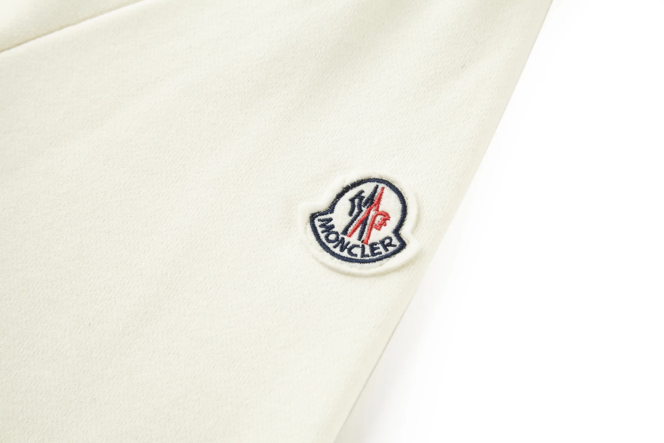 P360 Exclusive supply] Moncler logo embroidered round neck sweatshirt (apricot color) The fabric is made of 380g brushed sweatshirt terry, and the fabric is brushed to make the surface feel softer and smoother. The thread is matched with 1*1 double yarn thread. The embroidery uses 3D multi-dimensional embroidery, embellished with connected brand embroidered letters. The armband is made of sheepskin composite embroidery technology. Made from soft cotton fleece, this sweatshirt is suitable for all seasons. Round neck design, embellished with logo embroidery, inspired by college baseball uniforms. Crew neck in cotton fleece. Logo embossed and embroidered. Size:S-M-L-XL
