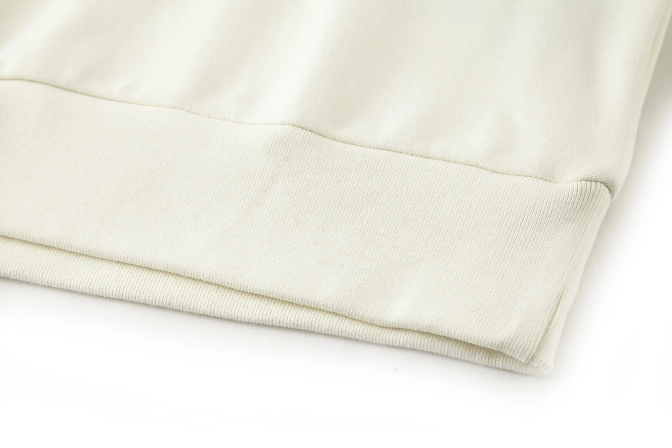 P360 Exclusive supply] Moncler logo embroidered round neck sweatshirt (apricot color) The fabric is made of 380g brushed sweatshirt terry, and the fabric is brushed to make the surface feel softer and smoother. The thread is matched with 1*1 double yarn thread. The embroidery uses 3D multi-dimensional embroidery, embellished with connected brand embroidered letters. The armband is made of sheepskin composite embroidery technology. Made from soft cotton fleece, this sweatshirt is suitable for all seasons. Round neck design, embellished with logo embroidery, inspired by college baseball uniforms. Crew neck in cotton fleece. Logo embossed and embroidered. Size:S-M-L-XL