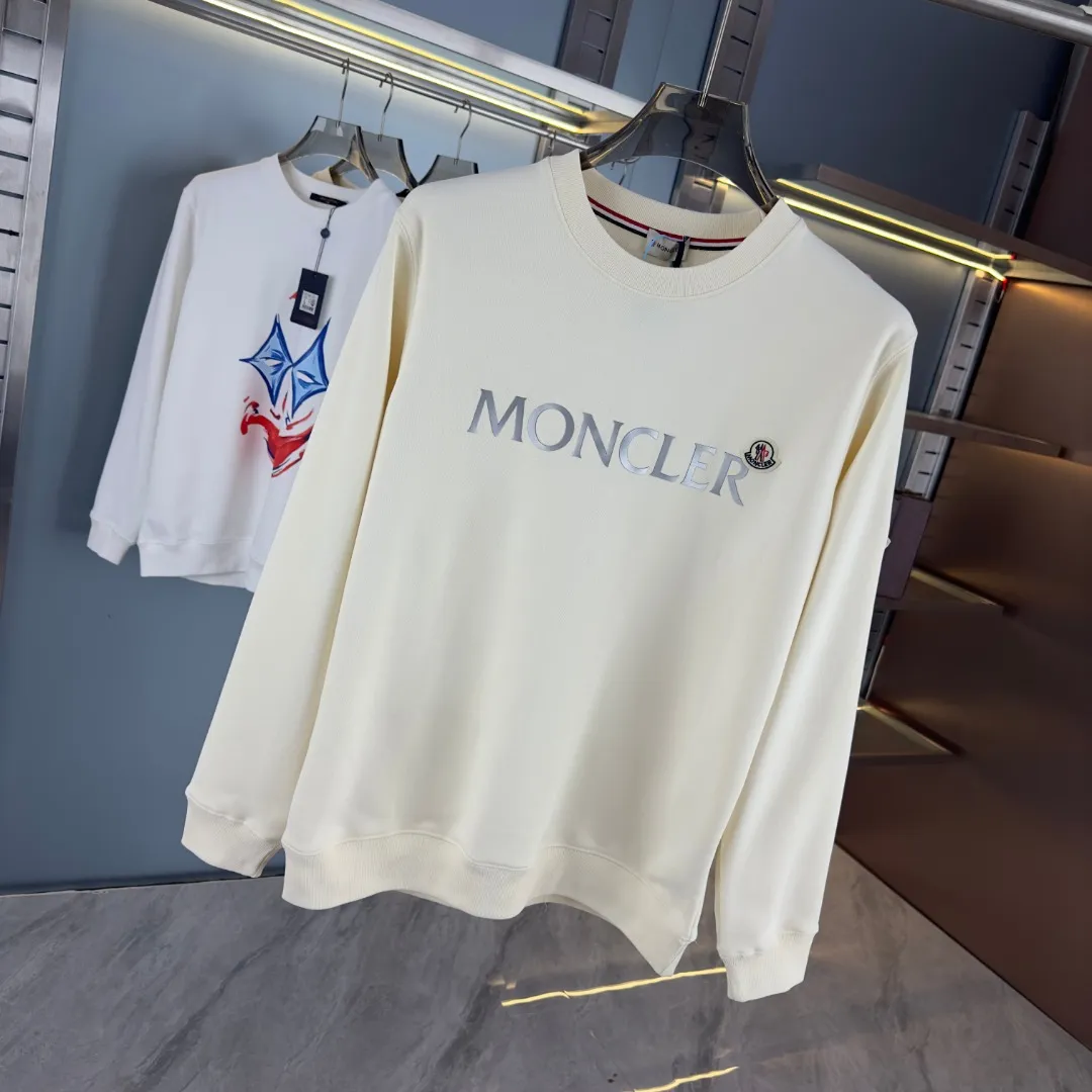 P210 Actual photo of high version sweatshirt) [Long-term stock] 〖𝐌𝐎𝐍𝐂𝐋𝐄𝐑~Meng Mou〗 Made of 440g heavyweight fabric. It is different from the market currency. It can be matched with any variety and it will be properly handsome😎The whole dress is made of double waistcoats. The double waistcoats make the whole dress more three-dimensional. It is not an ordinary factory that can do such fine work. 2025 T stage spring catwalk version, on sale at counters, round neck terry sweatshirt, high-end double-ply cotton, custom-made stretch ribs, dyed in the same vat, complete with three standards, matched with exquisite embroidered LOGO on the chest, simple and advanced, same style for men and women. Color: black, apricot, white, size: S M L XL 2XL