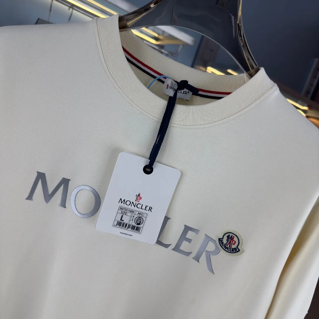 P210 Actual photo of high version sweatshirt) [Long-term stock] 〖𝐌𝐎𝐍𝐂𝐋𝐄𝐑~Meng Mou〗 Made of 440g heavyweight fabric. It is different from the market currency. It can be matched with any variety and it will be properly handsome😎The whole dress is made of double waistcoats. The double waistcoats make the whole dress more three-dimensional. It is not an ordinary factory that can do such fine work. 2025 T stage spring catwalk version, on sale at counters, round neck terry sweatshirt, high-end double-ply cotton, custom-made stretch ribs, dyed in the same vat, complete with three standards, matched with exquisite embroidered LOGO on the chest, simple and advanced, same style for men and women. Color: black, apricot, white, size: S M L XL 2XL