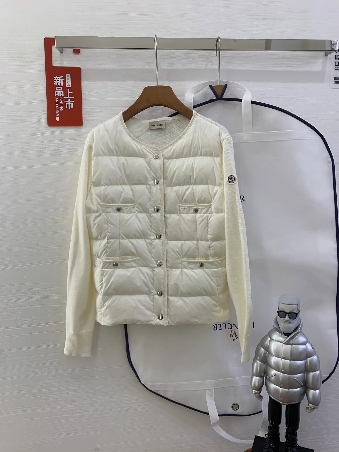 P640 French purchasing agent MONCLER 25-year-old 4-pocket thin spliced ​​knitted down jacket for women. This cardigan is equipped with a down-filled front and is suitable for wearing in all seasons throughout the year. Midweight knit style in merino wool. •Made from fine merino wool •longue saison lining •Longue saison front filled with down •Fully molded jersey •7 needles •Snap button closure •Pockets •Knit trim