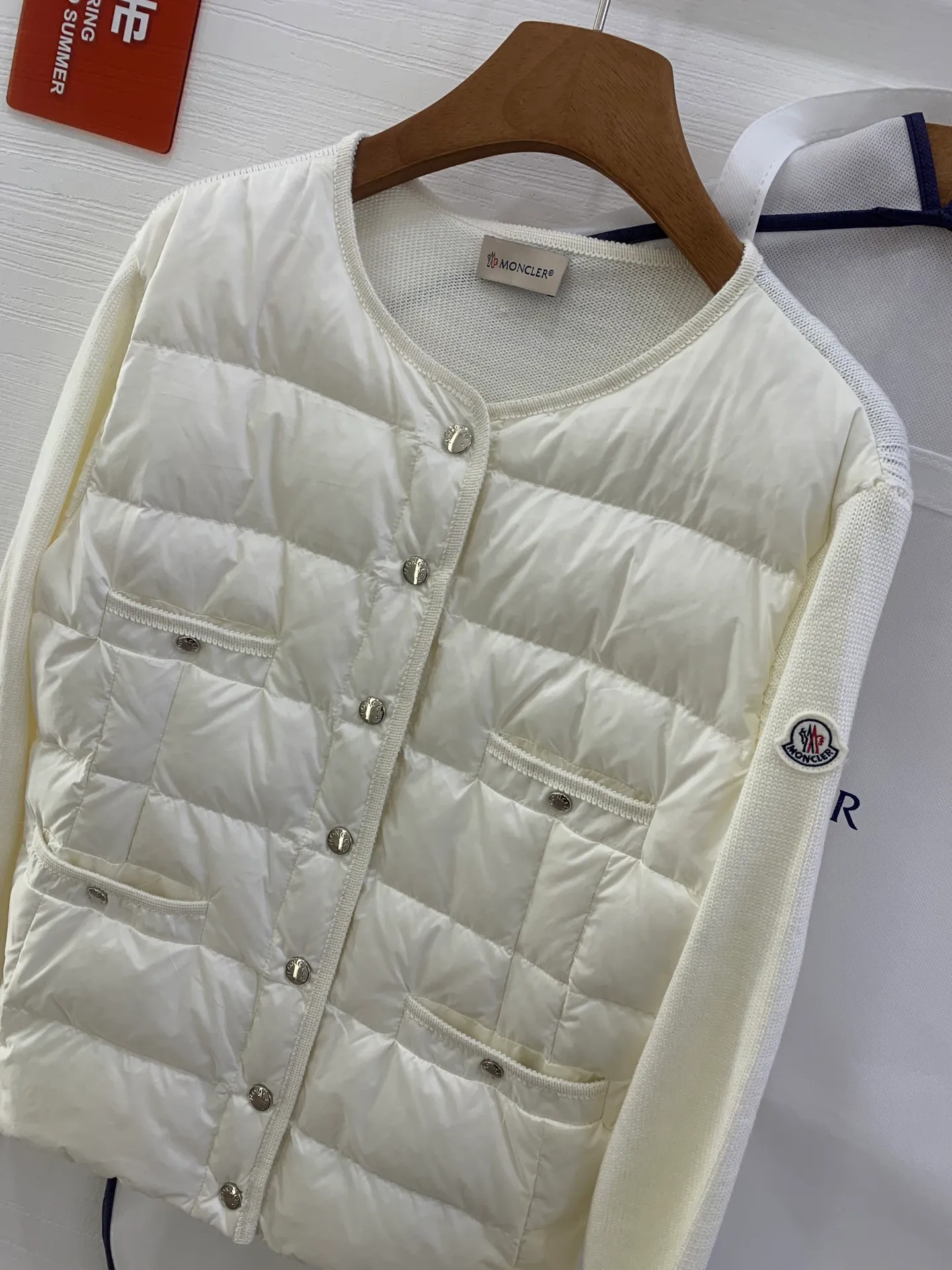 P640 French purchasing agent MONCLER 25-year-old 4-pocket thin spliced ​​knitted down jacket for women. This cardigan is equipped with a down-filled front and is suitable for wearing in all seasons throughout the year. Midweight knit style in merino wool. •Made from fine merino wool •longue saison lining •Longue saison front filled with down •Fully molded jersey •7 needles •Snap button closure •Pockets •Knit trim