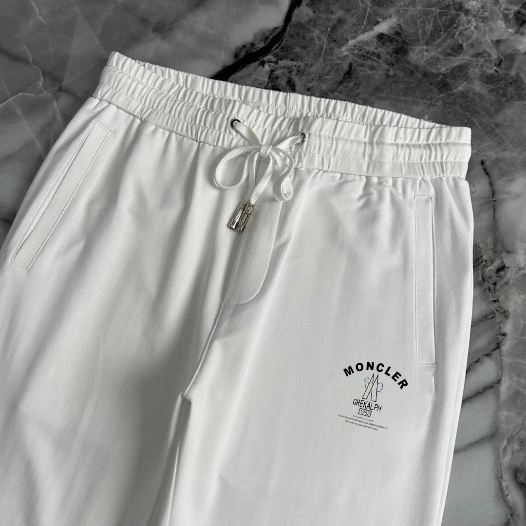 P330 [MONCLER] (Fat Man's Gospel) The same style as the 2025 official website. World-renowned luxury brand. Summer men's (double mercerized) high-quality 🐂 suit. It is made of imported original fabrics. It is a trendy style of the season and a versatile hit. Simple and elegant, precise workmanship allows you to be at the top of fashion. Size: M-5XL (can be worn up to 220 pounds)