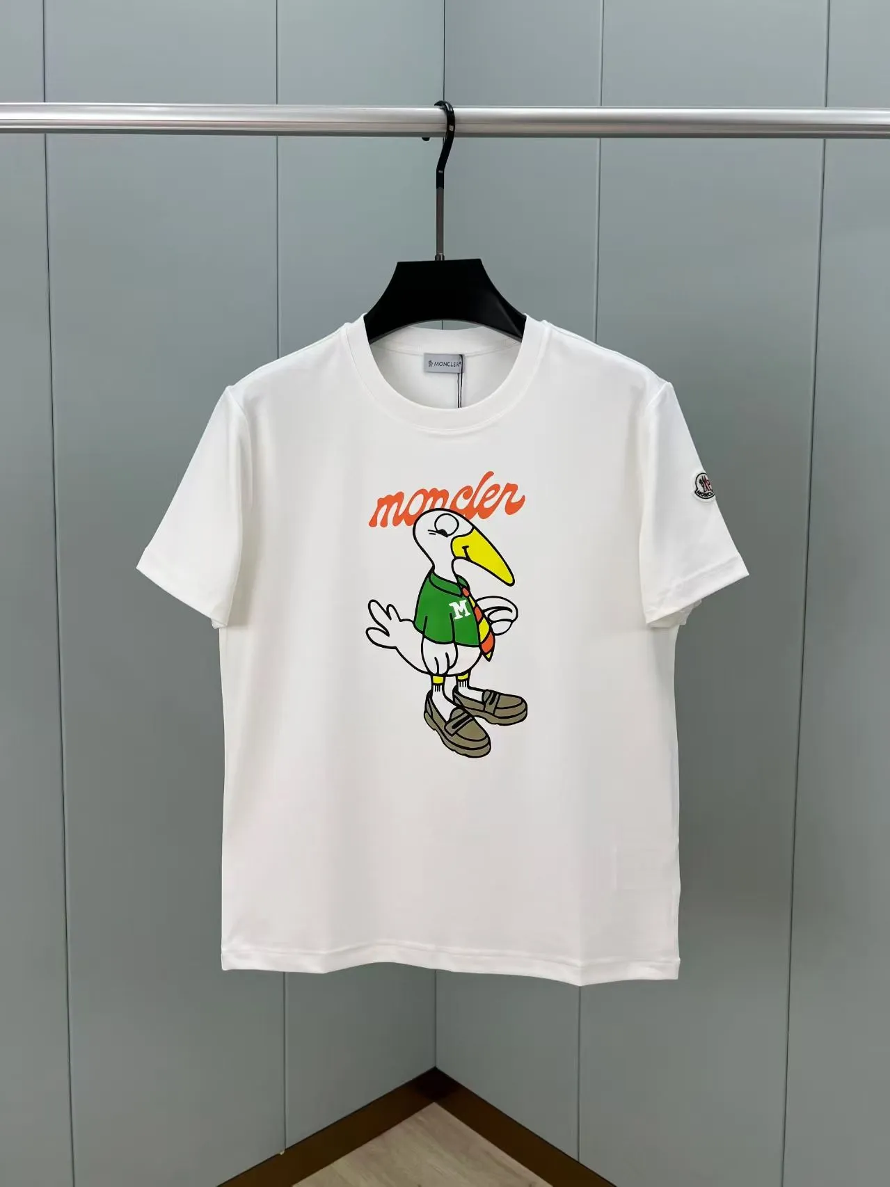 P160 Moncler. New autumn and winter 25 cartoon fun printed logo fabric short-sleeved T-shirt. The left sleeve is decorated with classic embroidered wool labels. It is made of 300 grams of heavy Lenzing modal cotton fabric: delicate and skin-friendly, soft and smooth, moisture-absorbent and breathable. It is a basic classic style T-shirt suitable for wearing inside or outside; Color: black, white Size: S～XXL