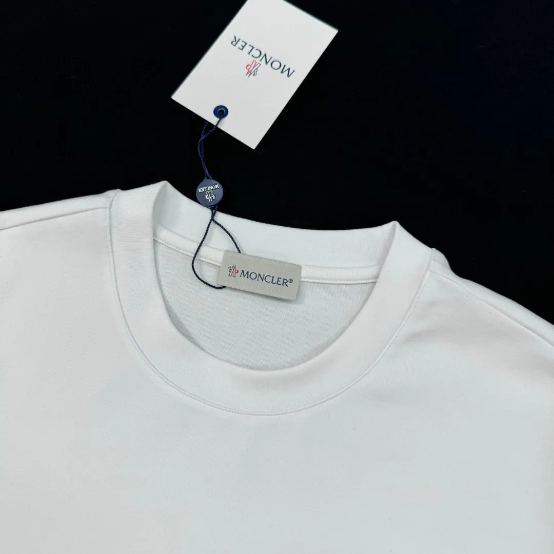 P160 Moncler. New autumn and winter 25 cartoon fun printed logo fabric short-sleeved T-shirt. The left sleeve is decorated with classic embroidered wool labels. It is made of 300 grams of heavy Lenzing modal cotton fabric: delicate and skin-friendly, soft and smooth, moisture-absorbent and breathable. It is a basic classic style T-shirt suitable for wearing inside or outside; Color: black, white Size: S～XXL