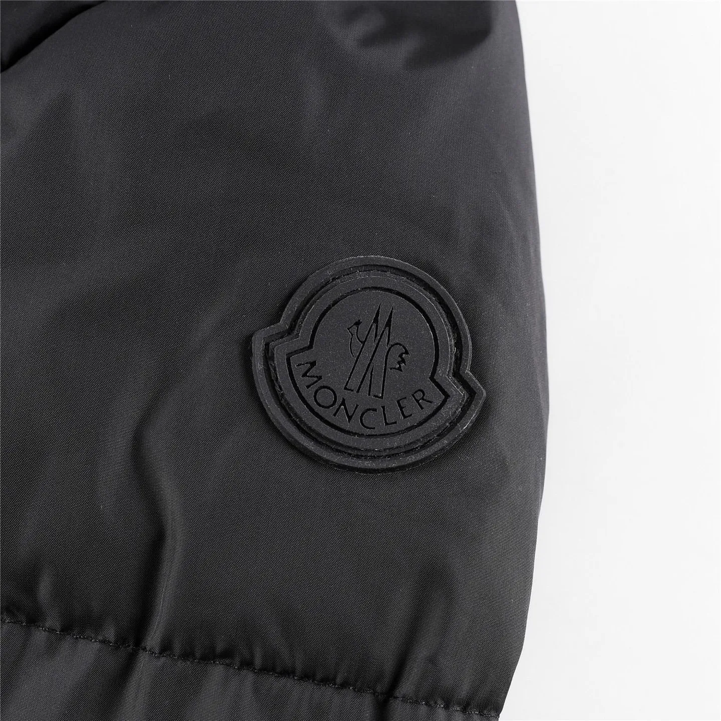 P820 ​​💎Upgraded to higher version quality💎 MonclerTemplon embroidered webbing hooded wind hood, non-detachable, three logos, details, accessories, hardware QR code scan, on sale on the UK official website for 14,500! Not available in China, all prices are increasing for purchasing agents! Authentic European standard 90 down, with an average down filling of 400 grams. The cost of one filled down can make a currency ready-made garment! Made of Italian polyester nylon fabric, it feels extremely smooth, breathable and comfortable without any roughness, and is excellent in windproof, warm and cold-resistant. The texture is thicker and smoother than ordinary nylon materials, adhering to its consistent lightness, anti-spill and anti-drilling. The top-notch stitch-stitching and embroidery technology makes each letter so full and round, and the silky texture cannot be underestimated. The most eye-catching feature of this model is the hidden embroidered letter webbing on the placket. It’s so pretty. There’s an extra-long waterproof zipper on the left and right sides of the chest, and two huge storage pockets, one of which can be put in. Moncler’s design is so user-friendly. I’ve seen actual photos, and there’s not a lot of copywriting. It’s hard work that gives me the confidence to take such high-definition pictures! The washable label is located in the inner bag, and the tag is placed in the pocket to prevent it from being cut during transportation. Size: 1-5 black. Taking inner wear as an example: Size 1 is suitable for 100 to 120 catties. Size 2 is suitable for 120 to 135 catties. Size 3 is suitable for 135 to 150 catties. Size 4 is suitable for 150 to 165 catties. Size 5 is suitable for 165 to 185 catties.
